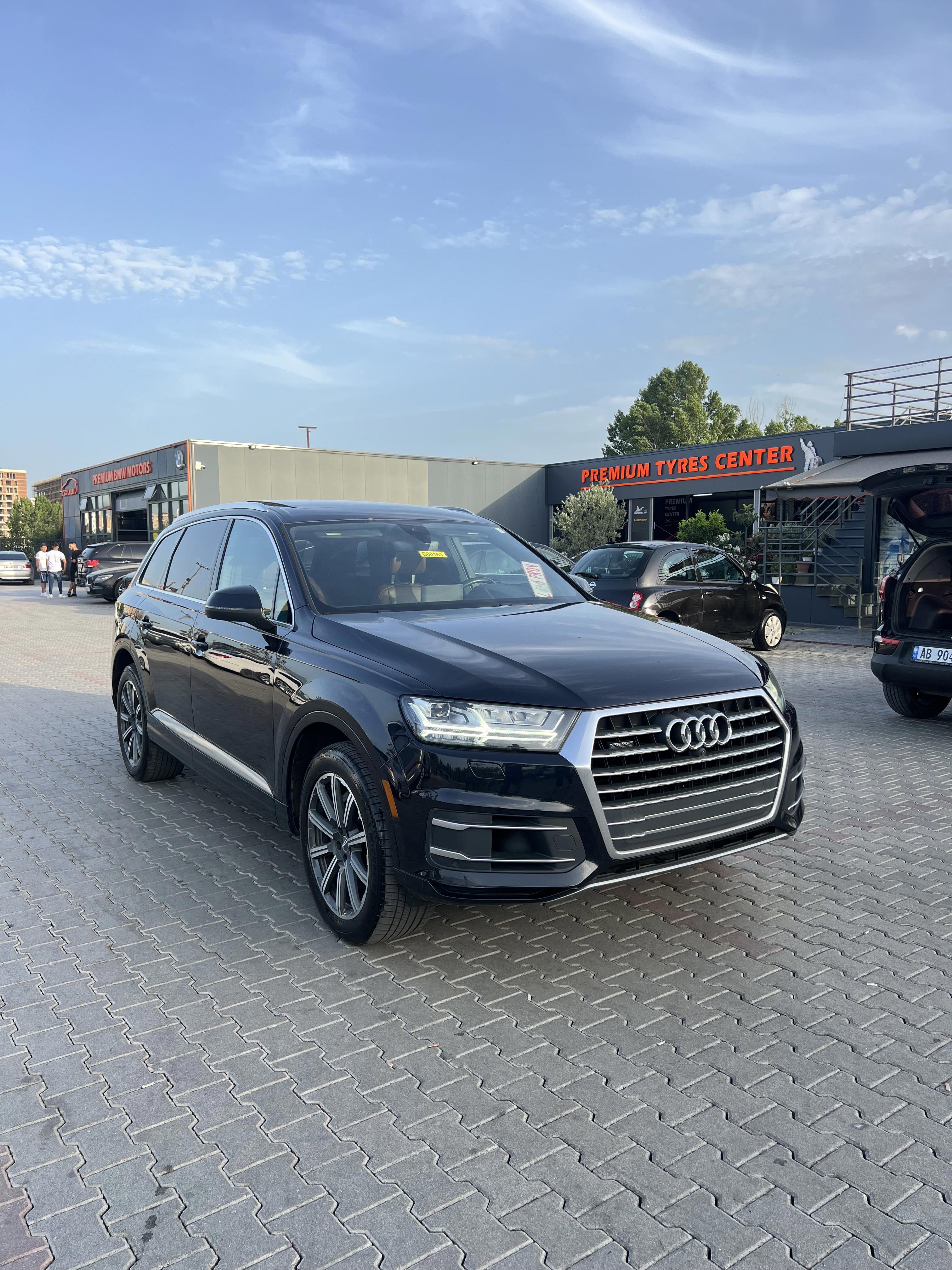 Audi Q7 - main photo
