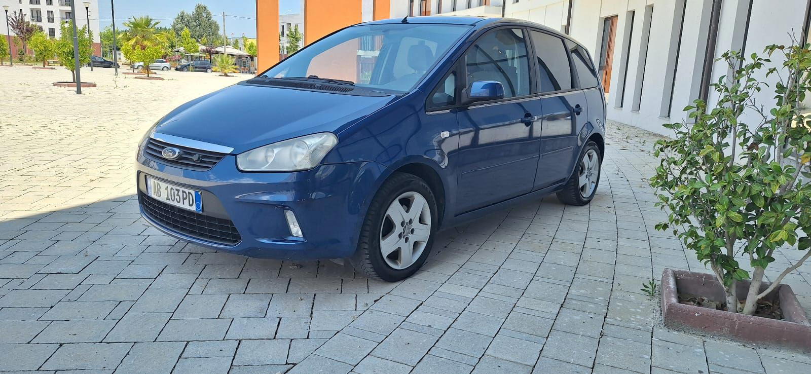 Ford C-MAX Energi - side view