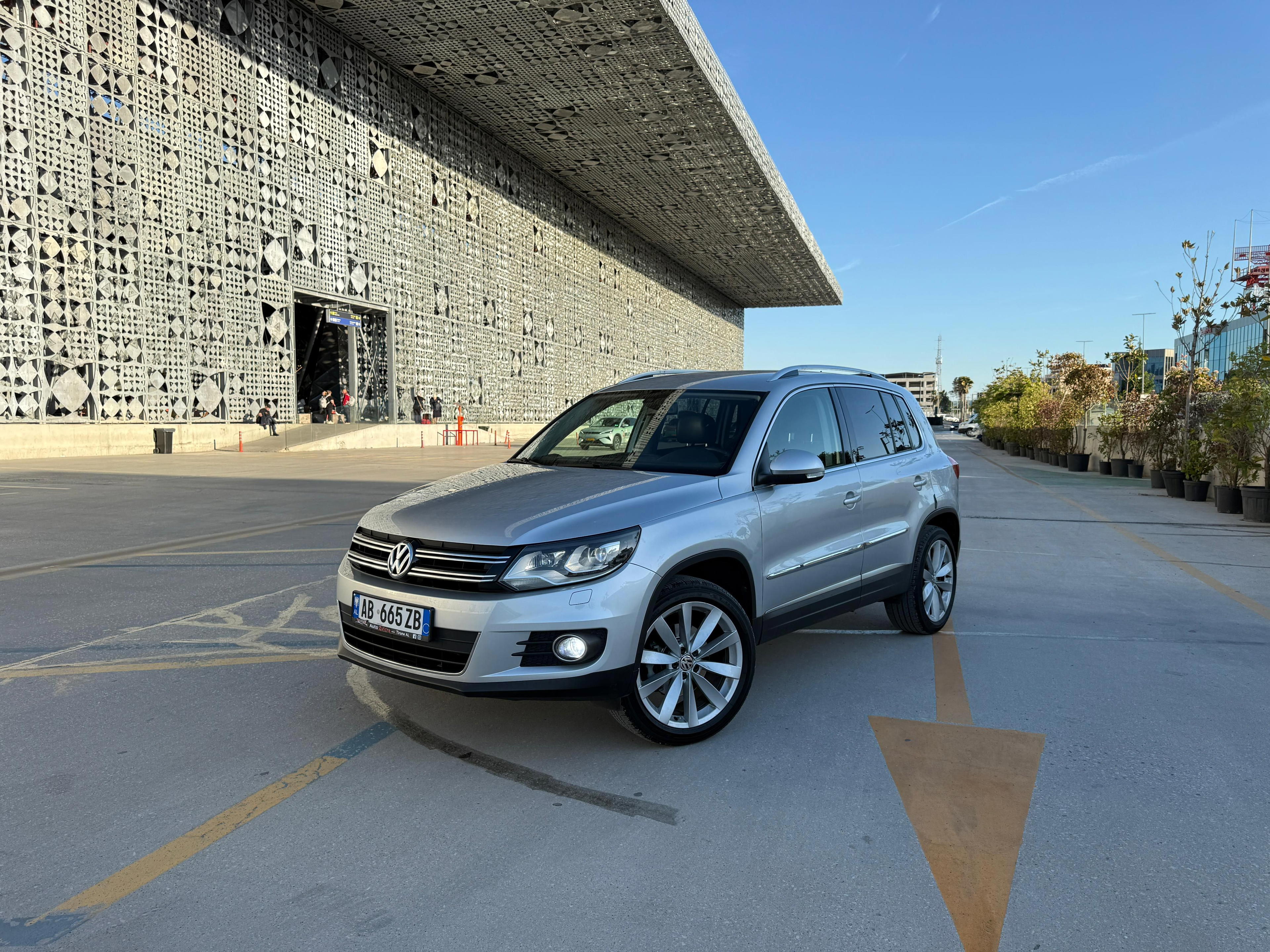 Volkswagen Tiguan - side view