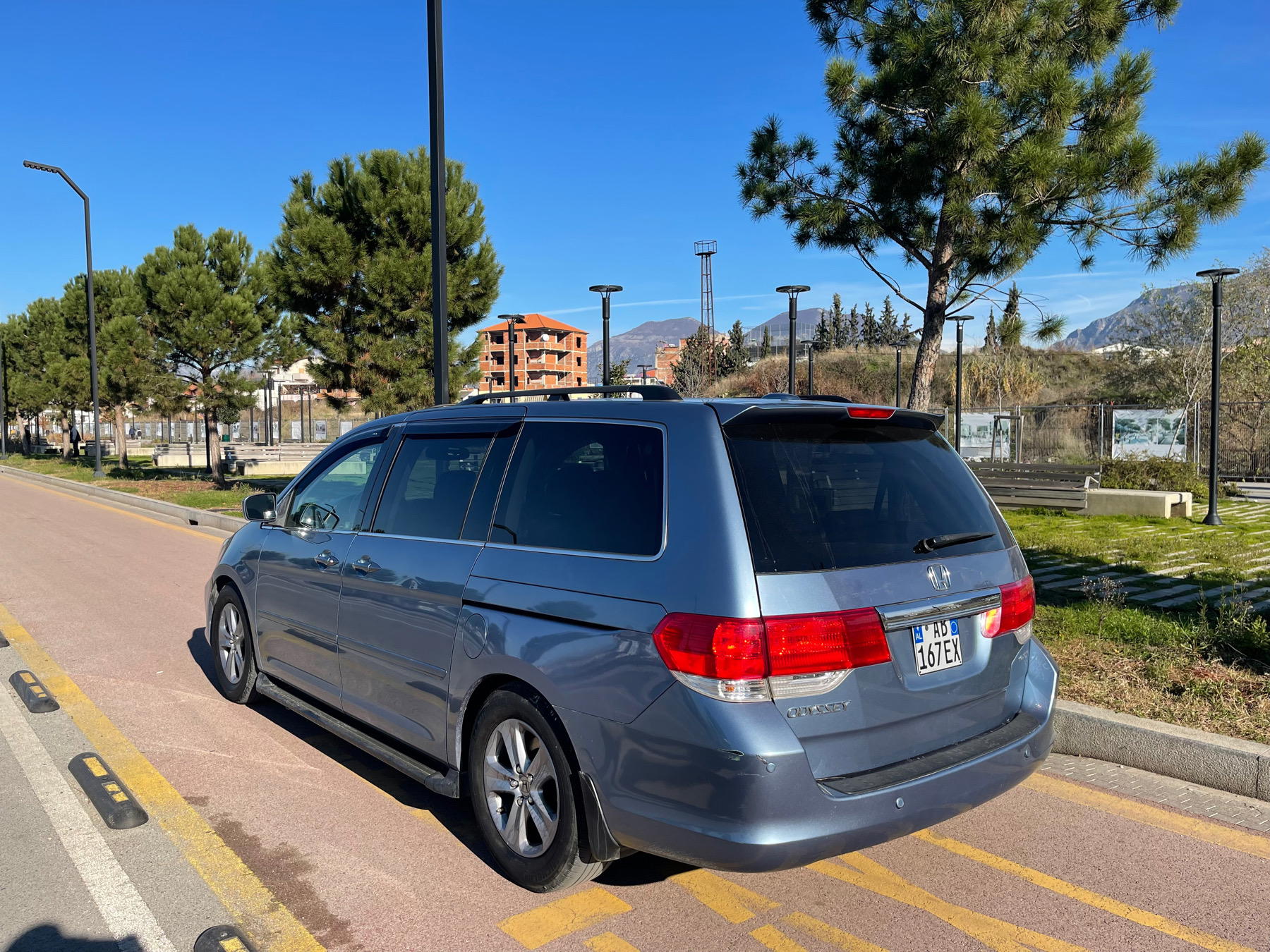 Honda Odyssey - side view