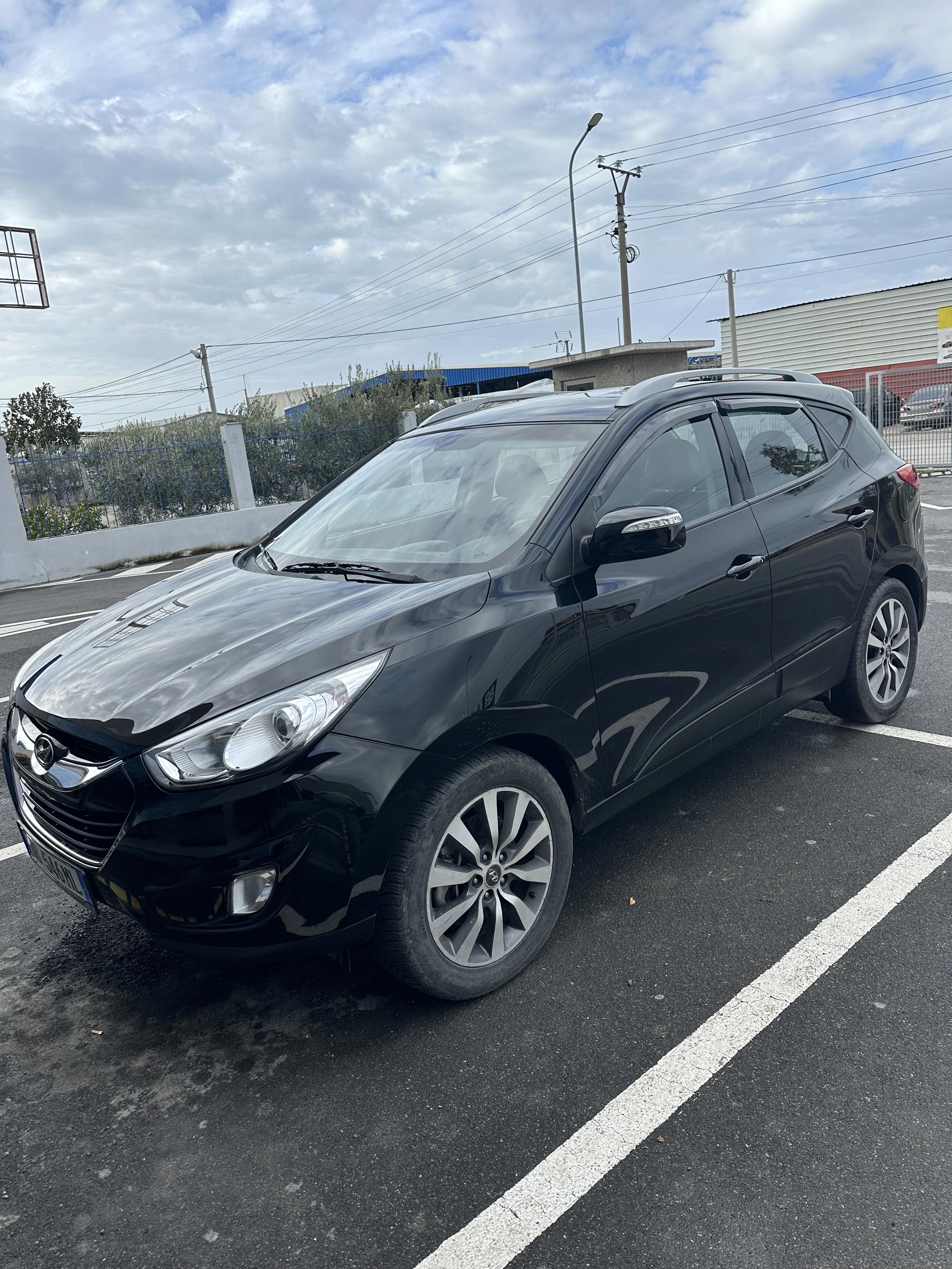 Hyundai Tucson - side view