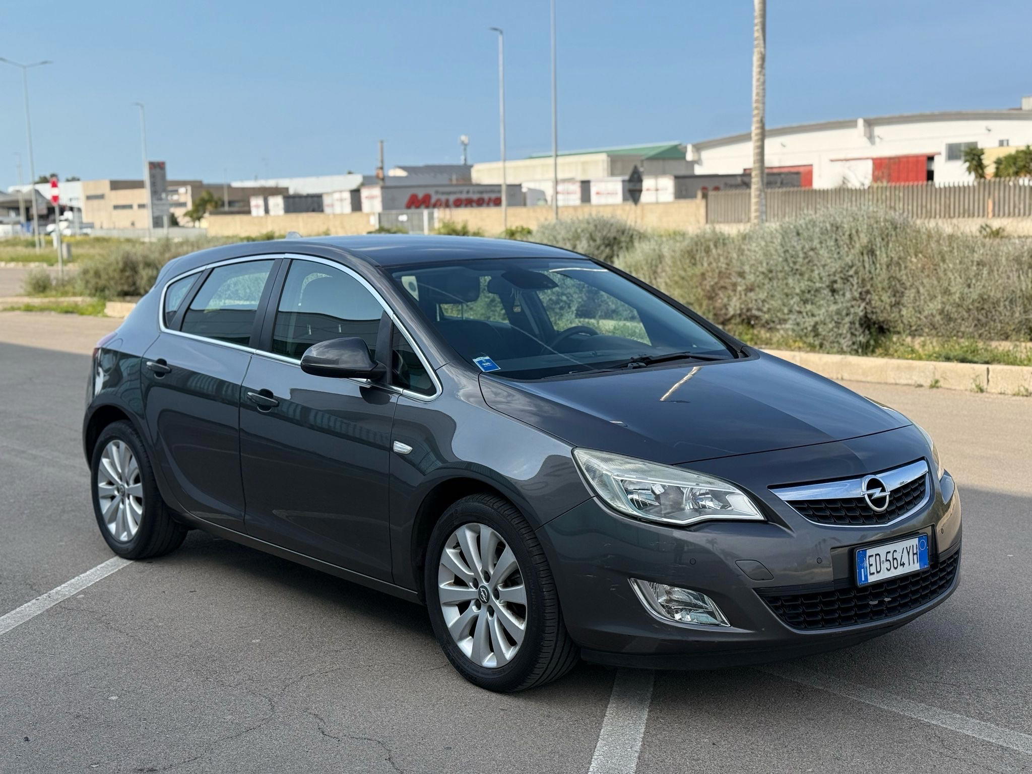 Opel Astra - side view