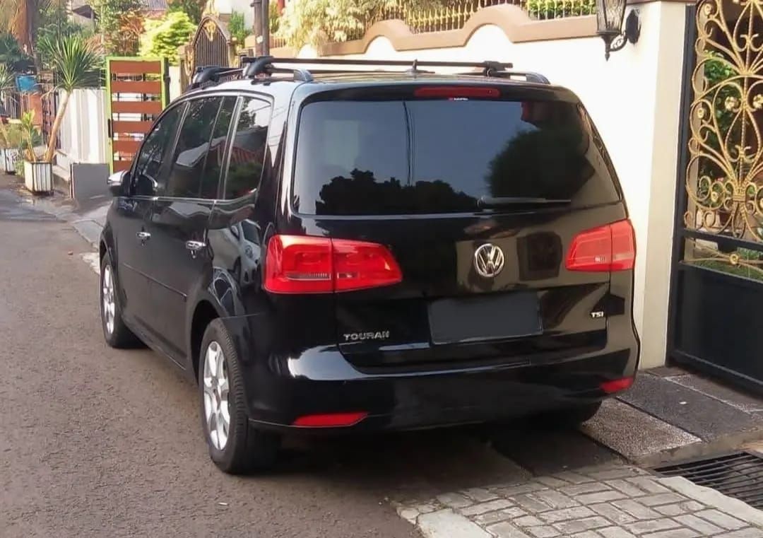 Volkswagen Touran - side view