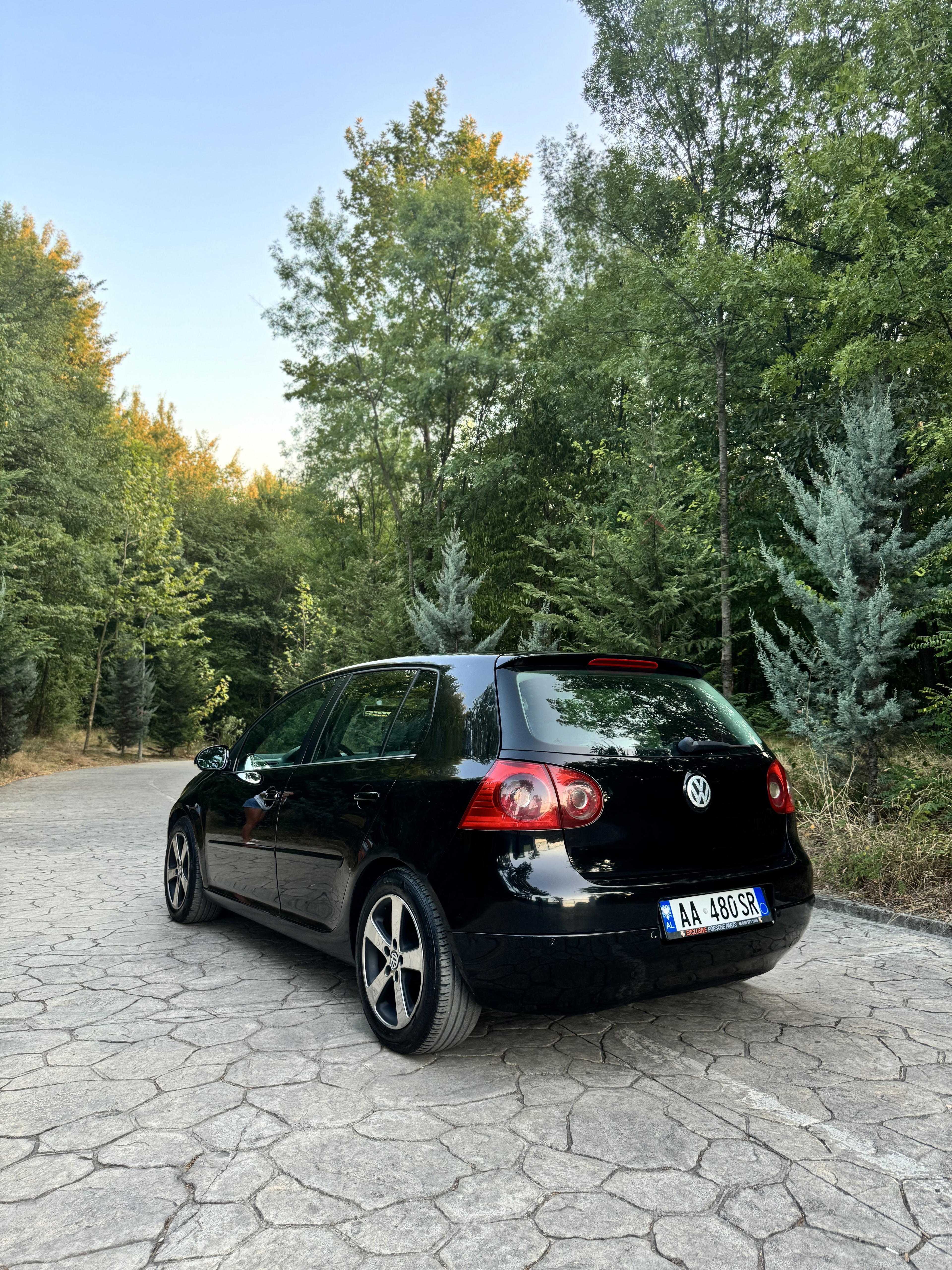 Volkswagen Golf - side view