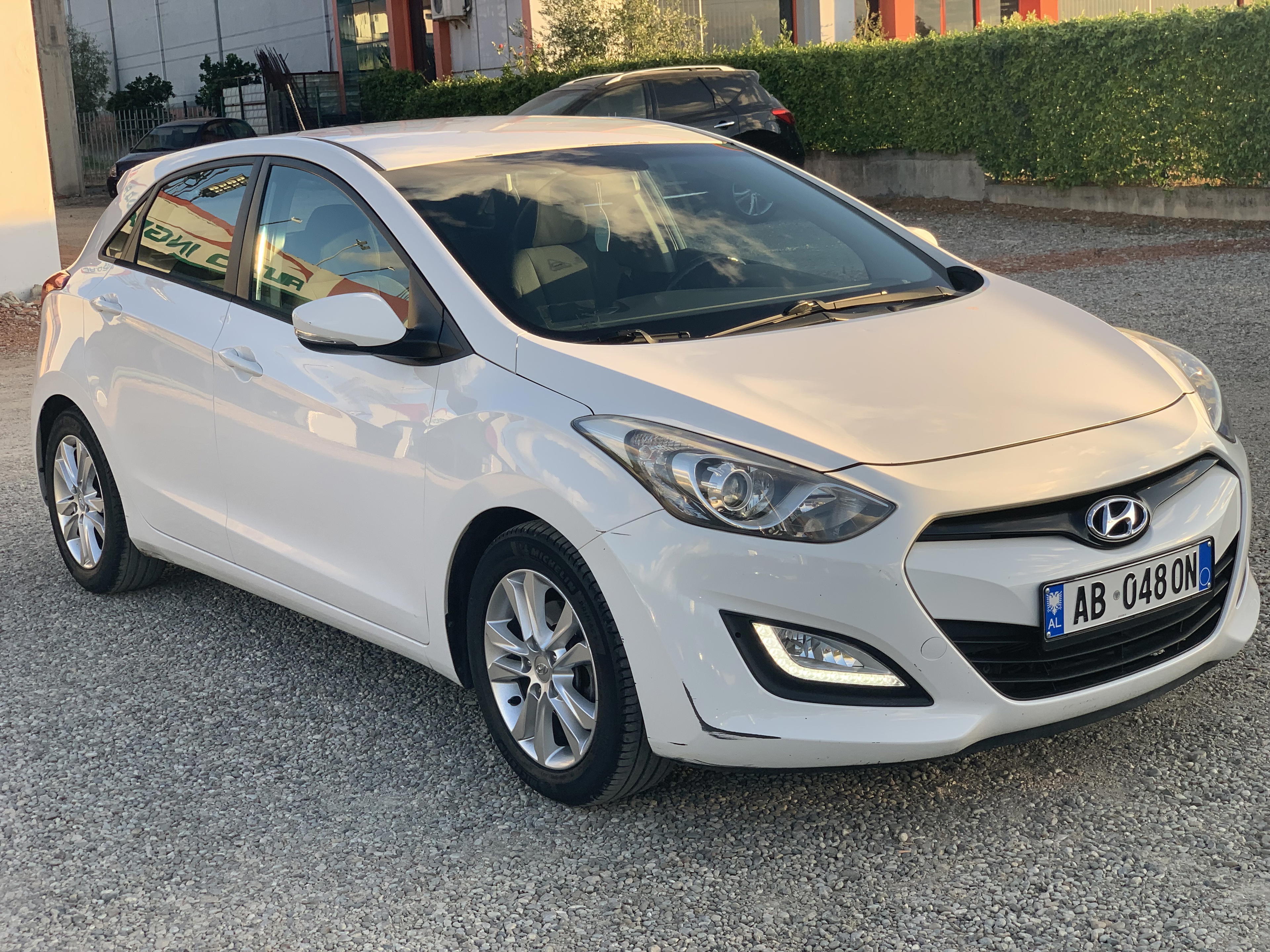 Hyundai I30 - side view
