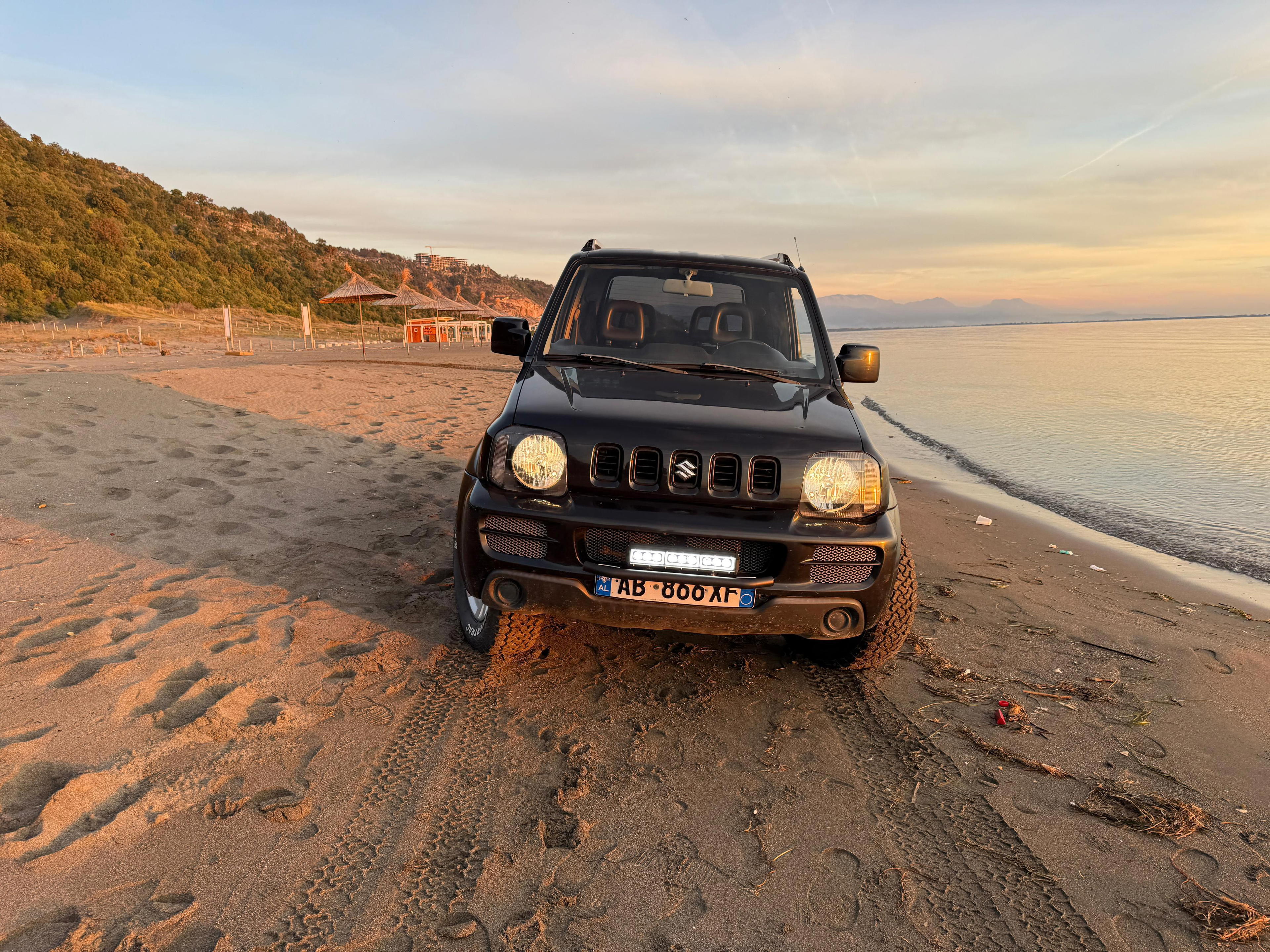 Suzuki Samurai - side view