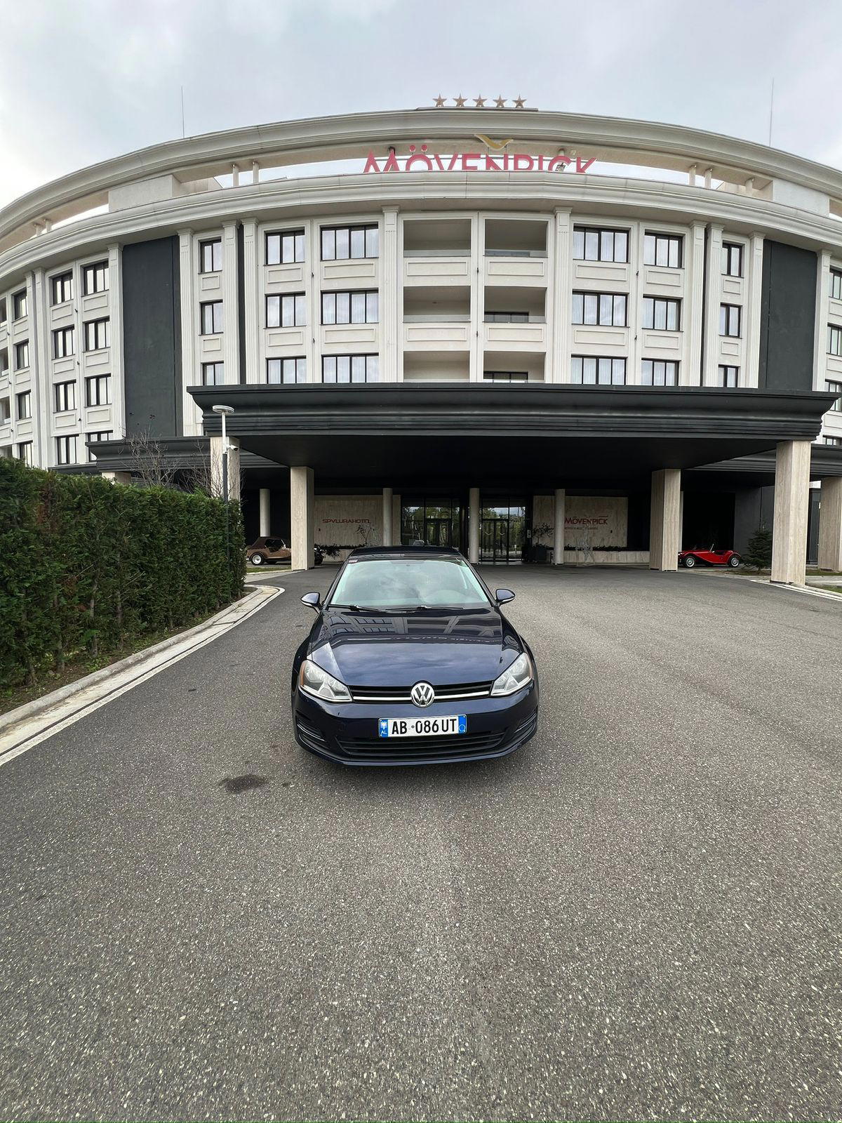 Volkswagen Golf - side view