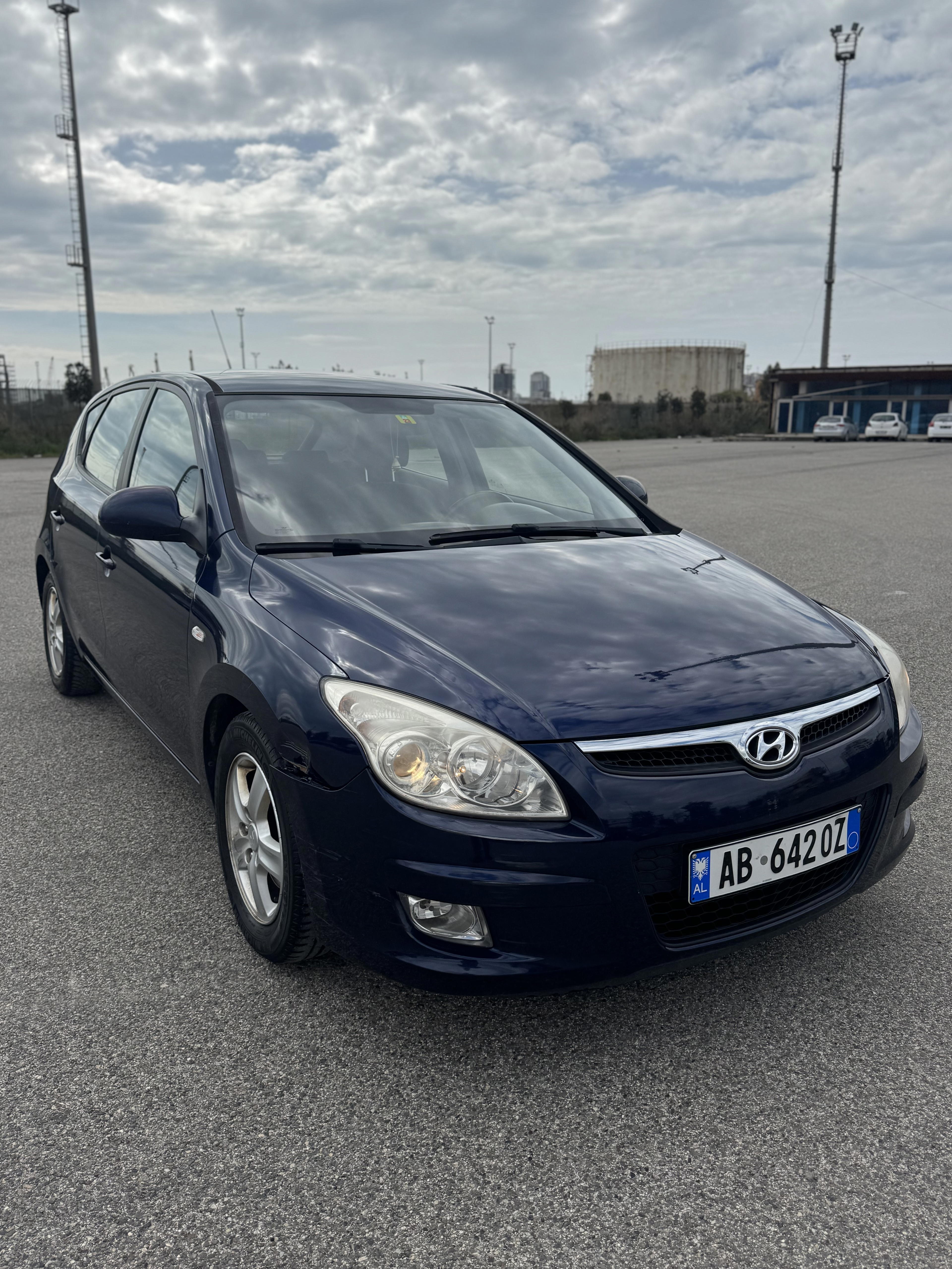 Hyundai I30 - side view
