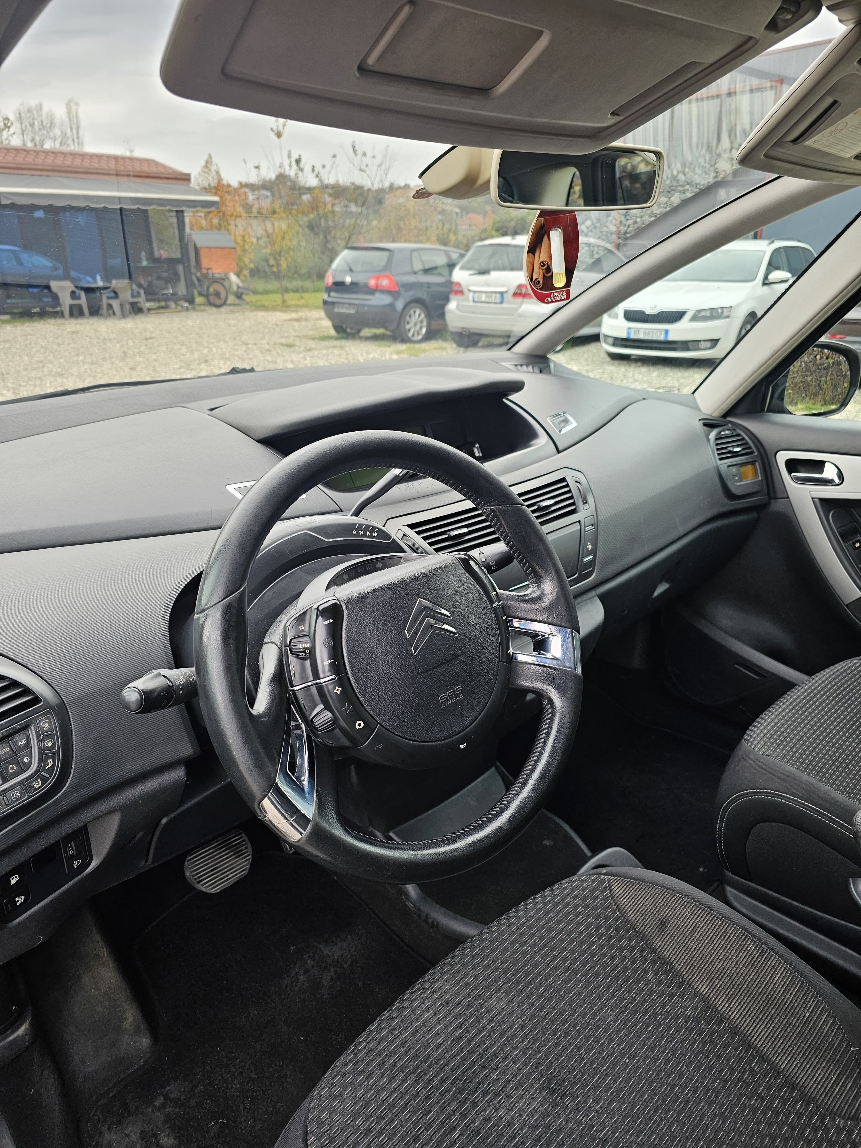 Citroen C4 - side view