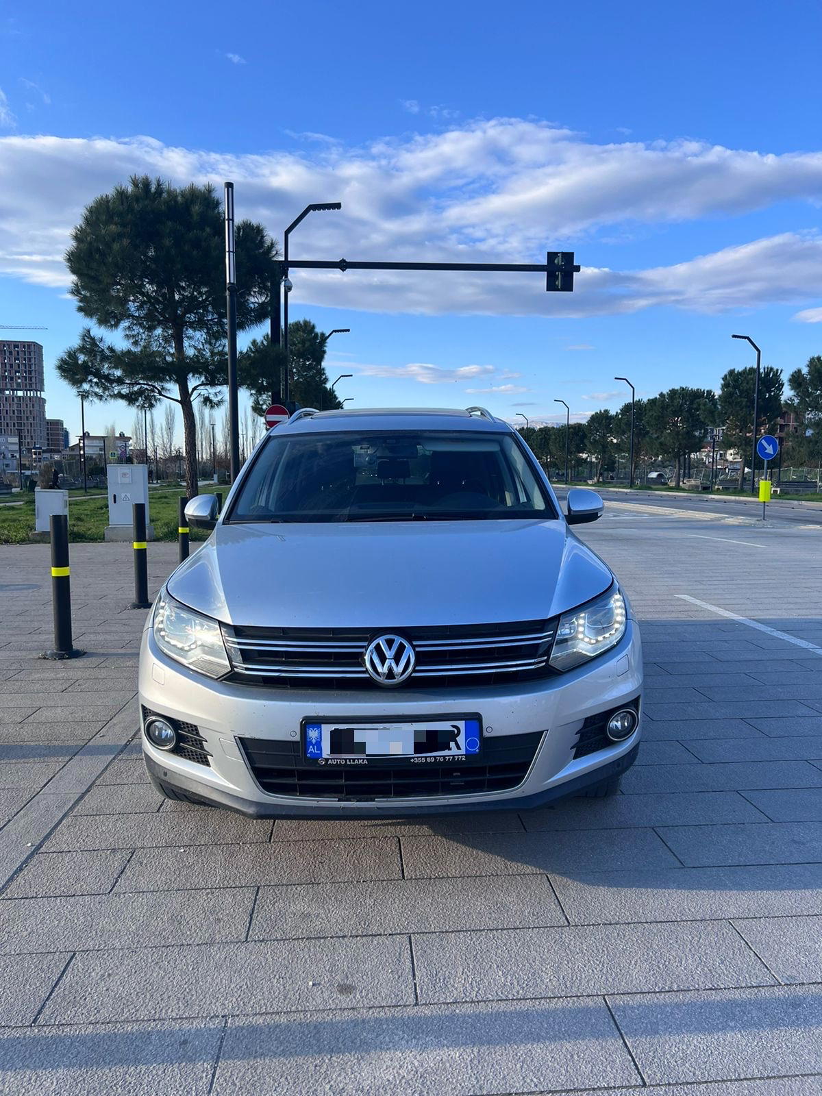 Volkswagen Tiguan - side view