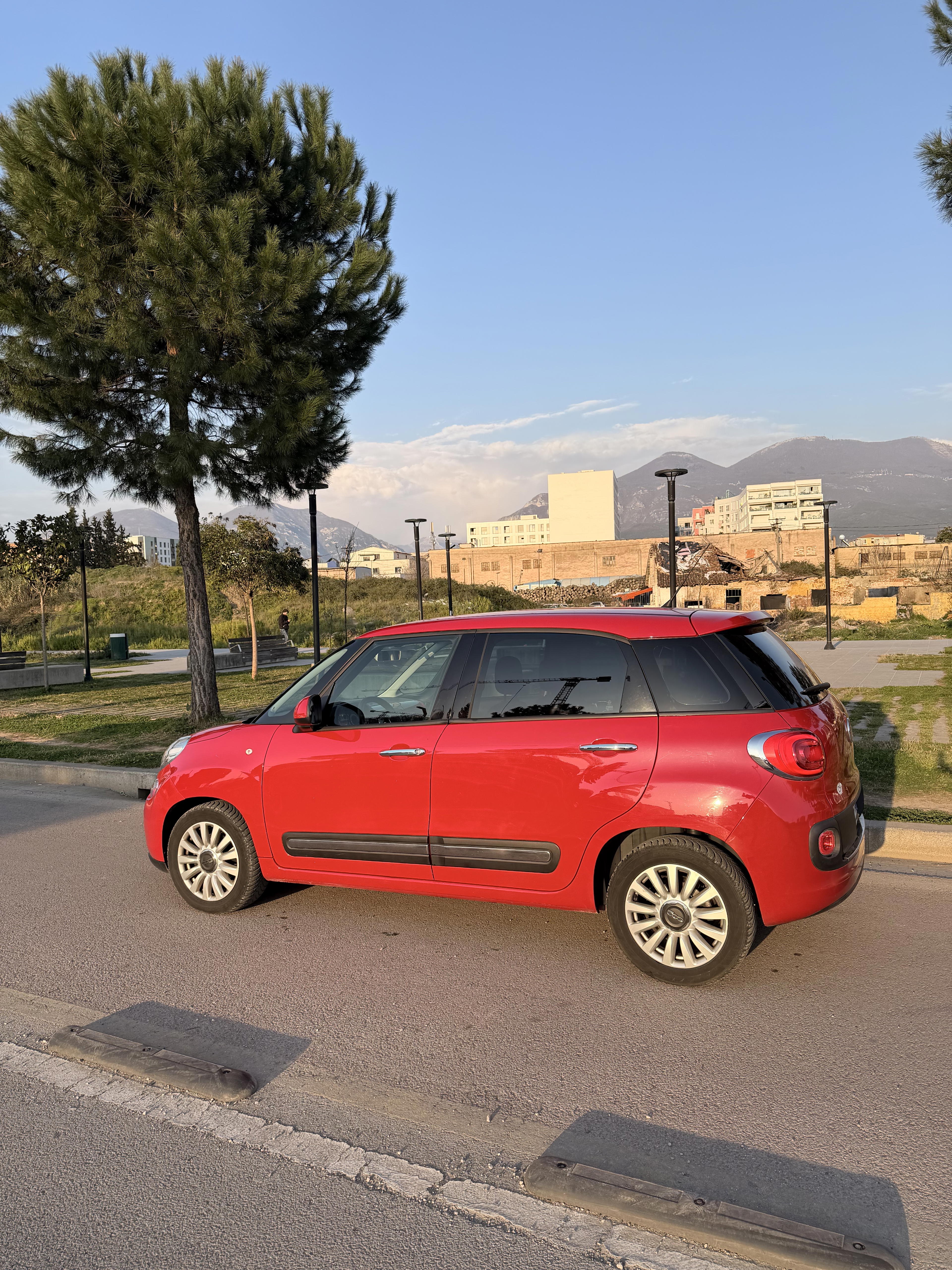 FIAT 500L - side view