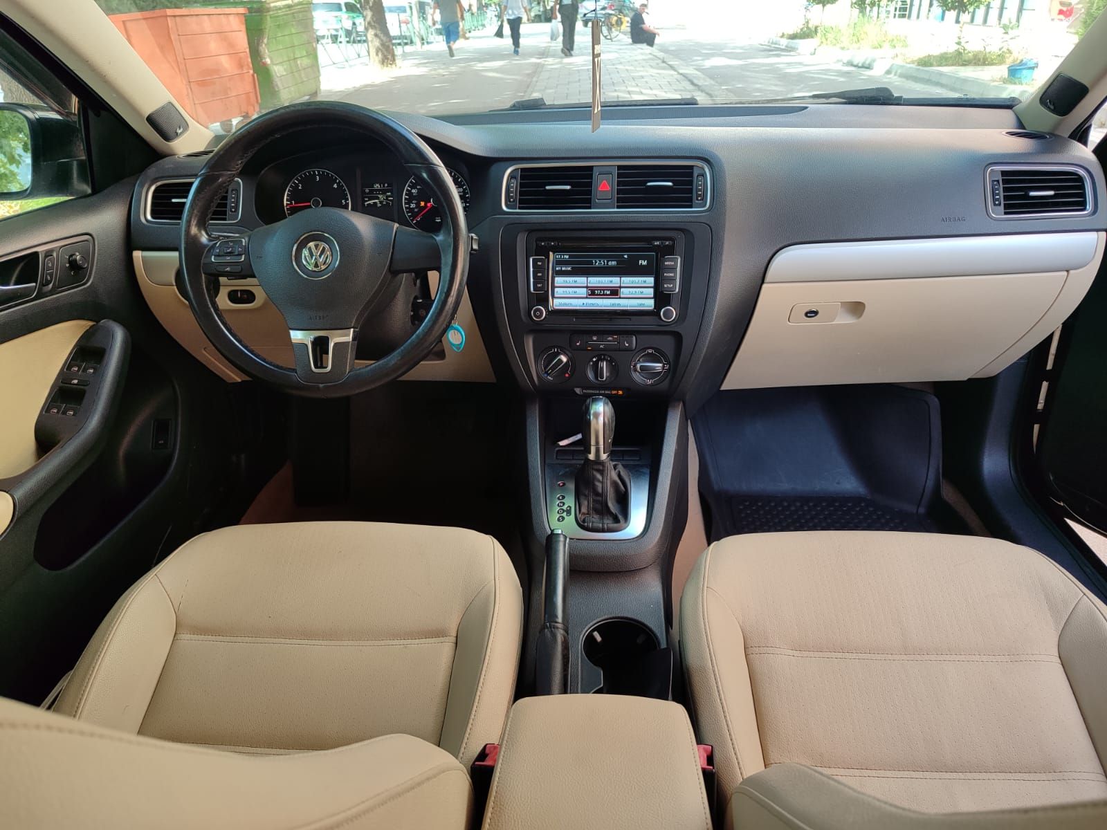 Volkswagen Jetta - side view
