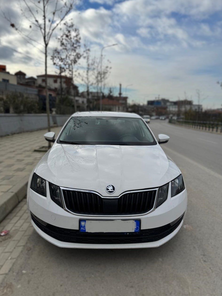 Skoda Octavia - side view
