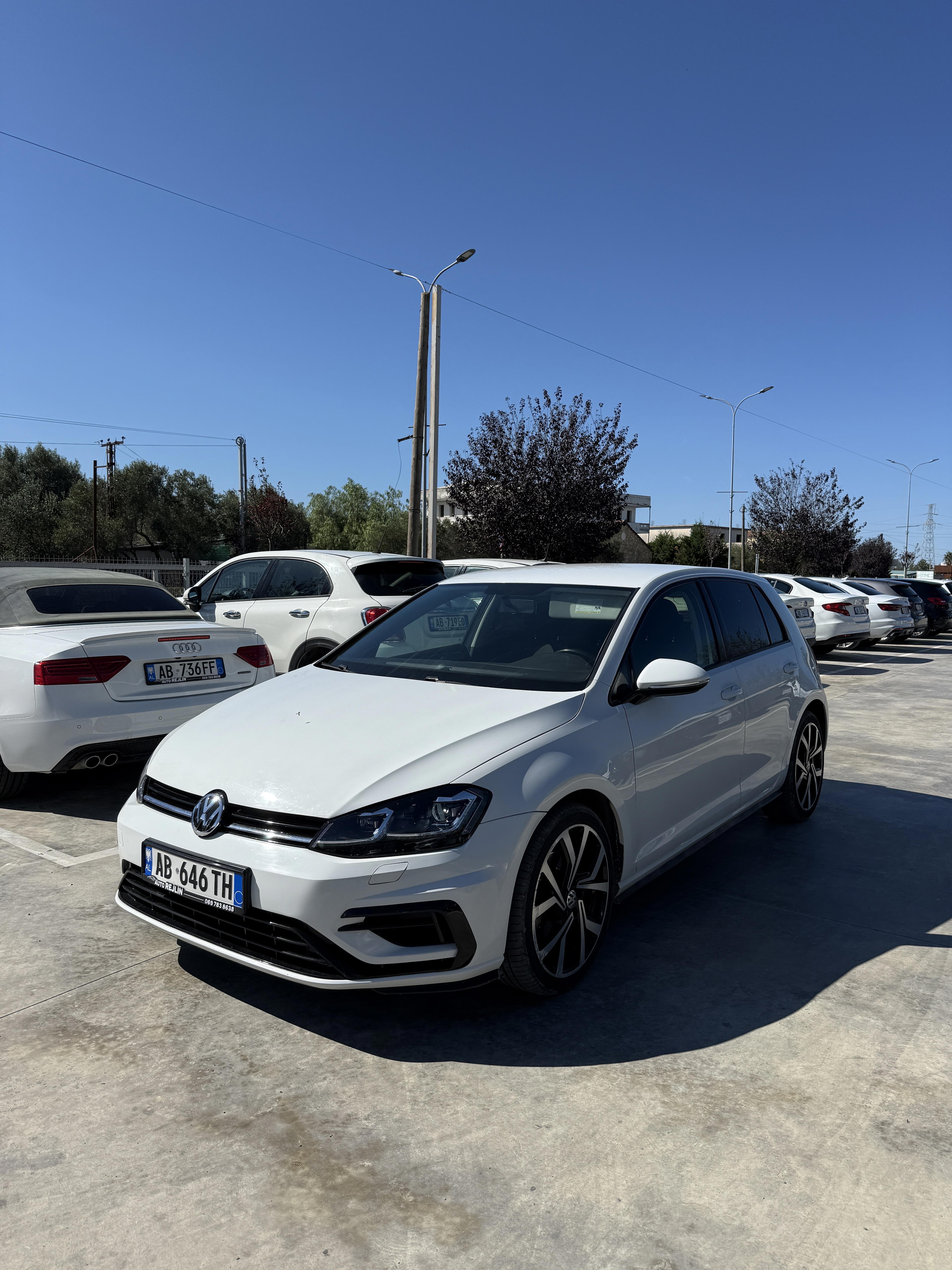 Volkswagen Golf - side view
