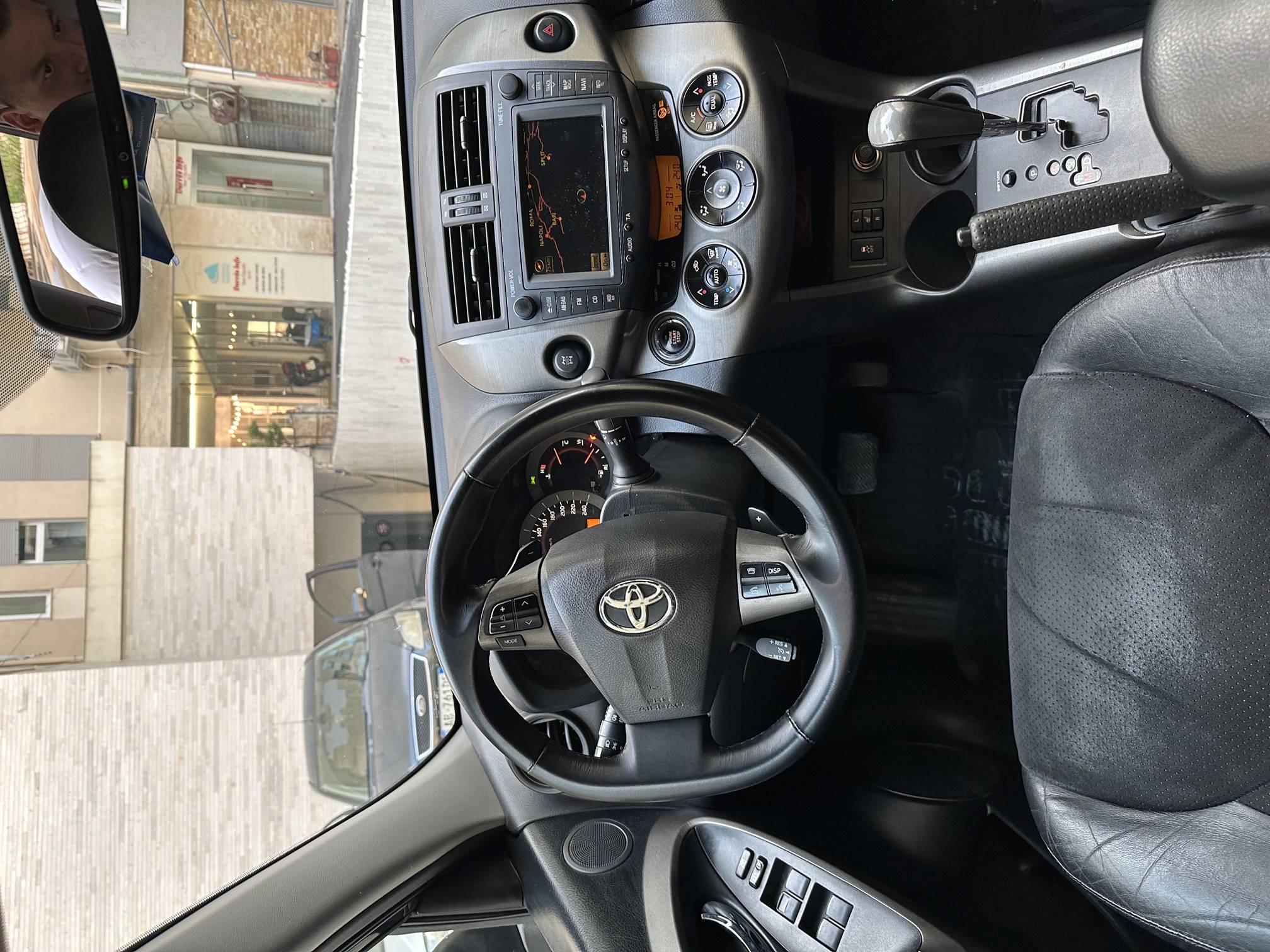 Toyota RAV4 - photo 4
