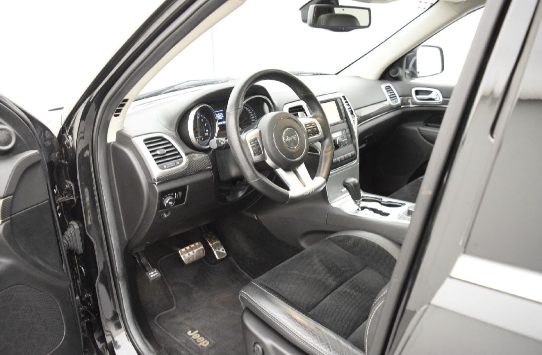 Jeep Grand Cherokee L - side view