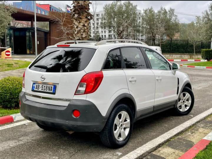 Opel Crossland - side view