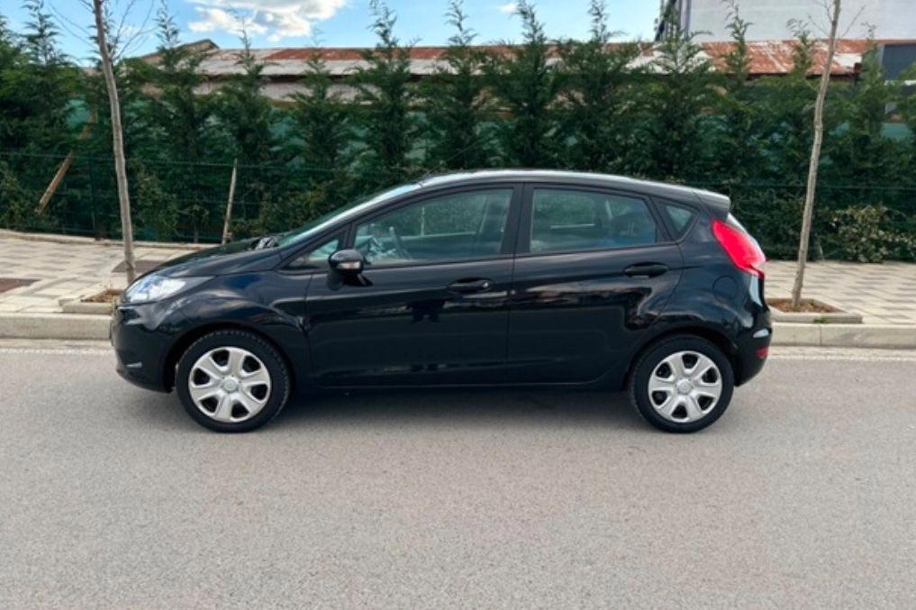 Ford Fiesta - side view