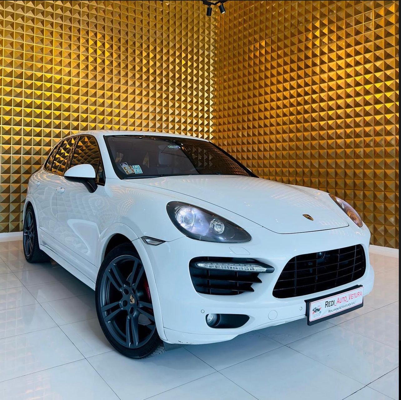 Porsche Cayenne - side view