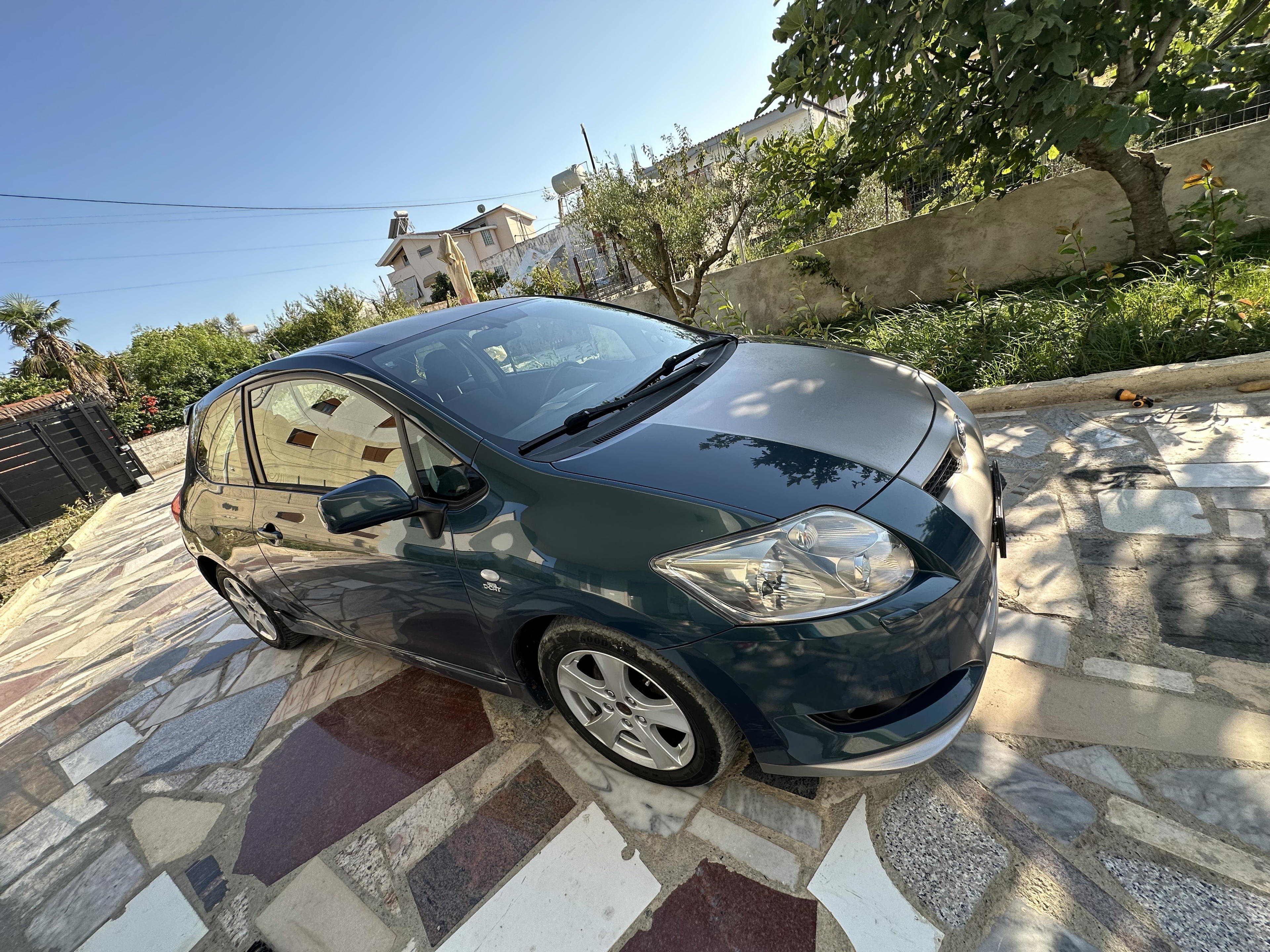 Toyota Auris - side view