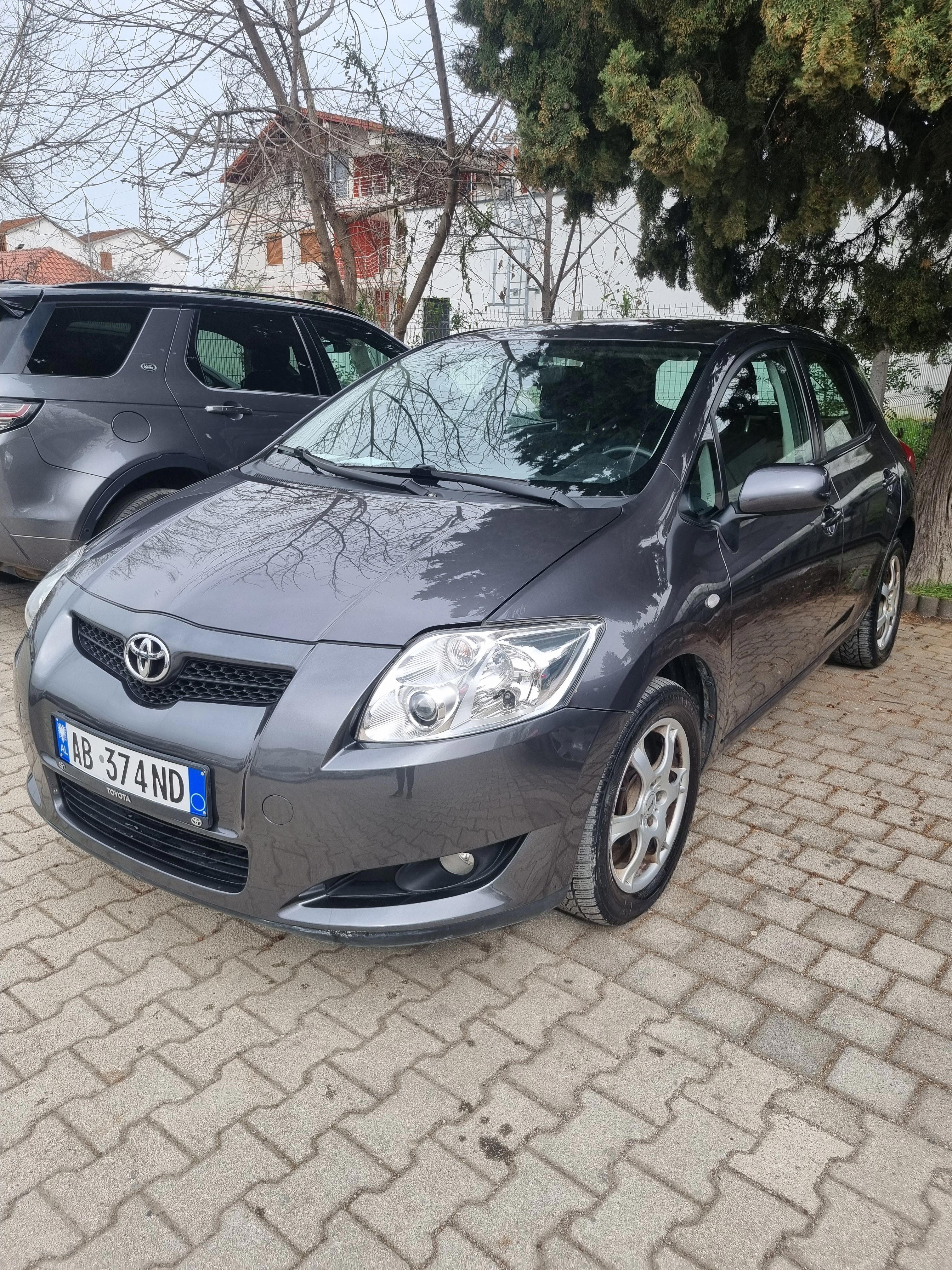 Toyota Auris - side view