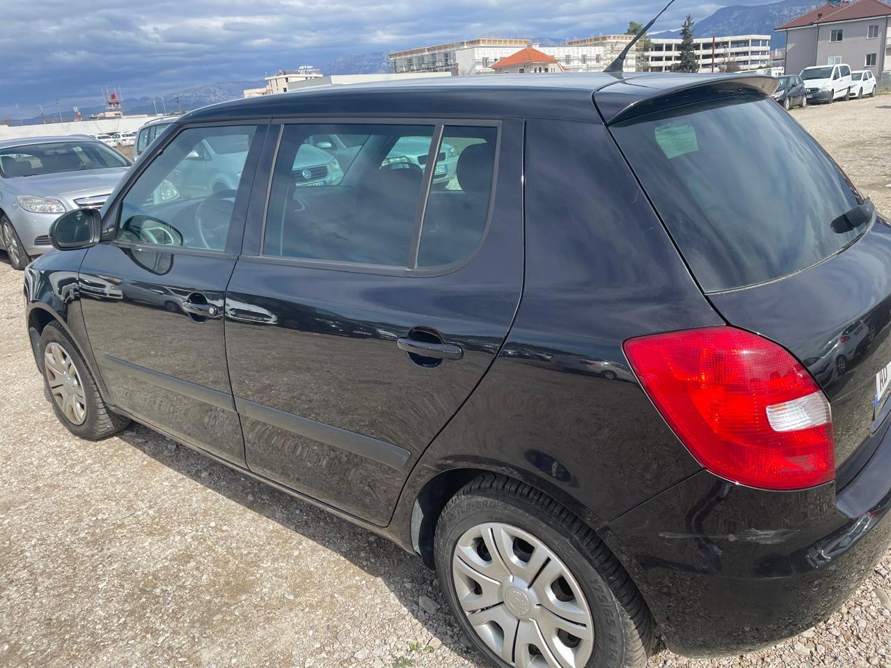 Skoda Fabia - side view