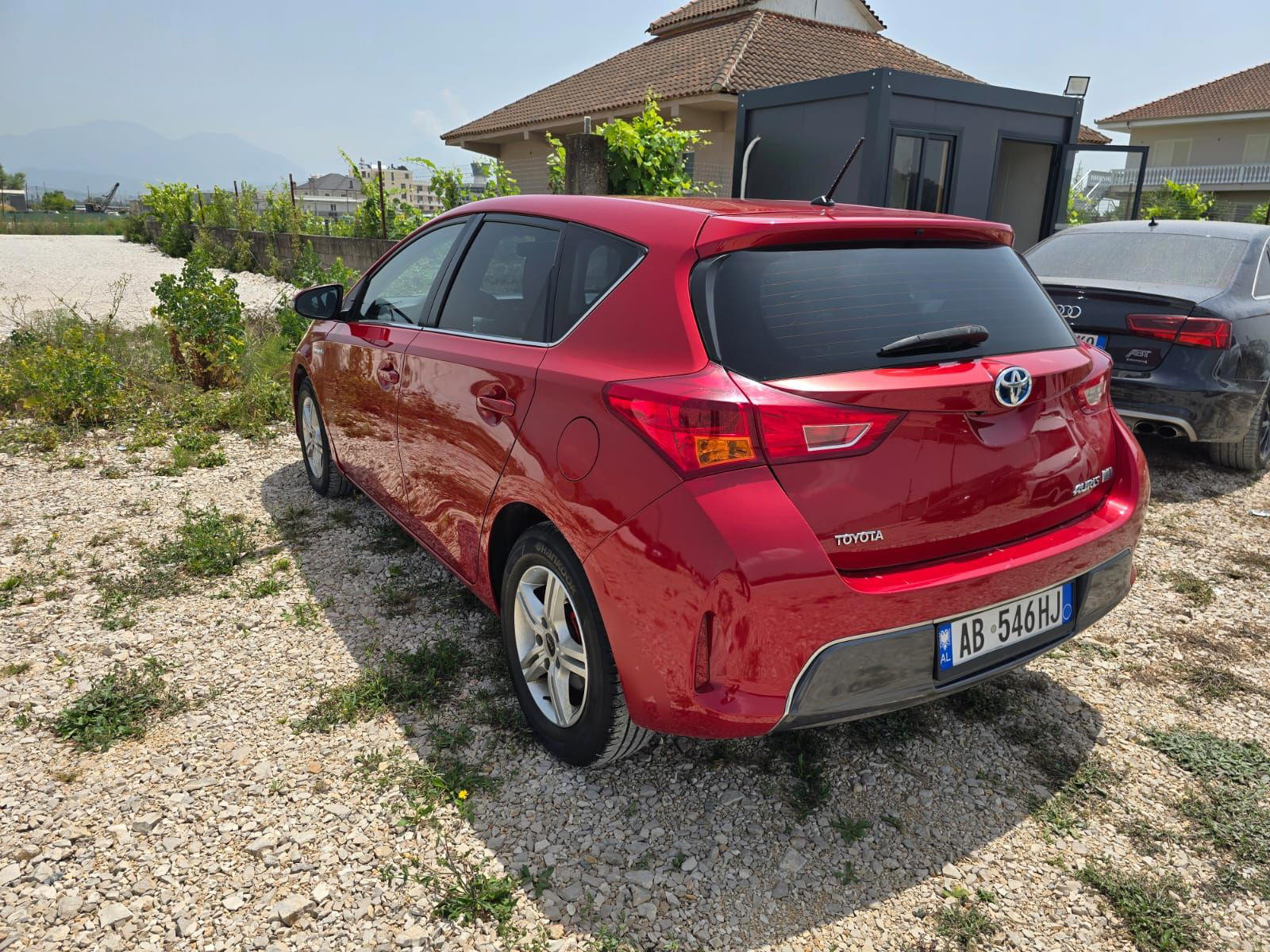 Toyota Auris - side view