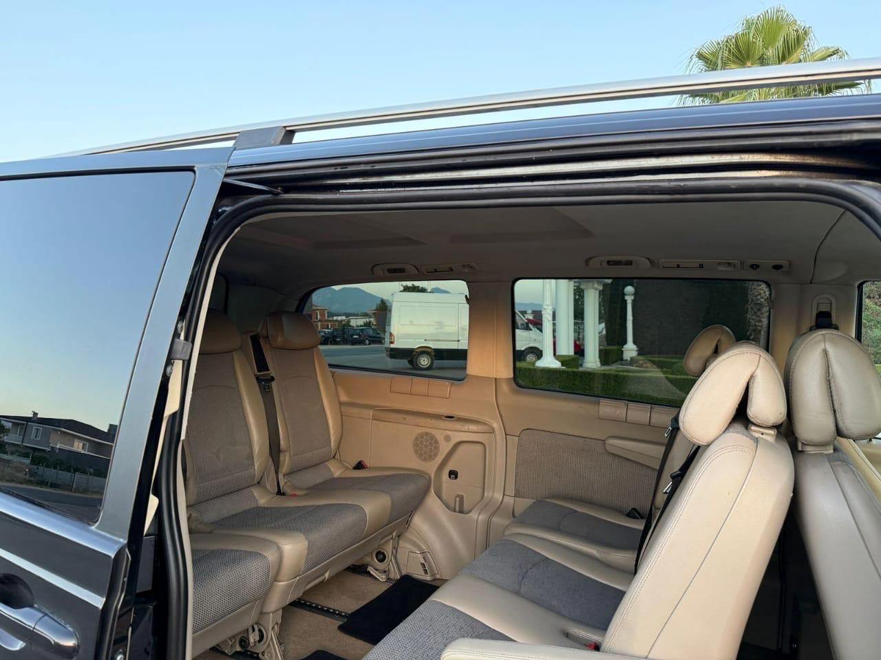 Mercedes-Benz Vito - side view