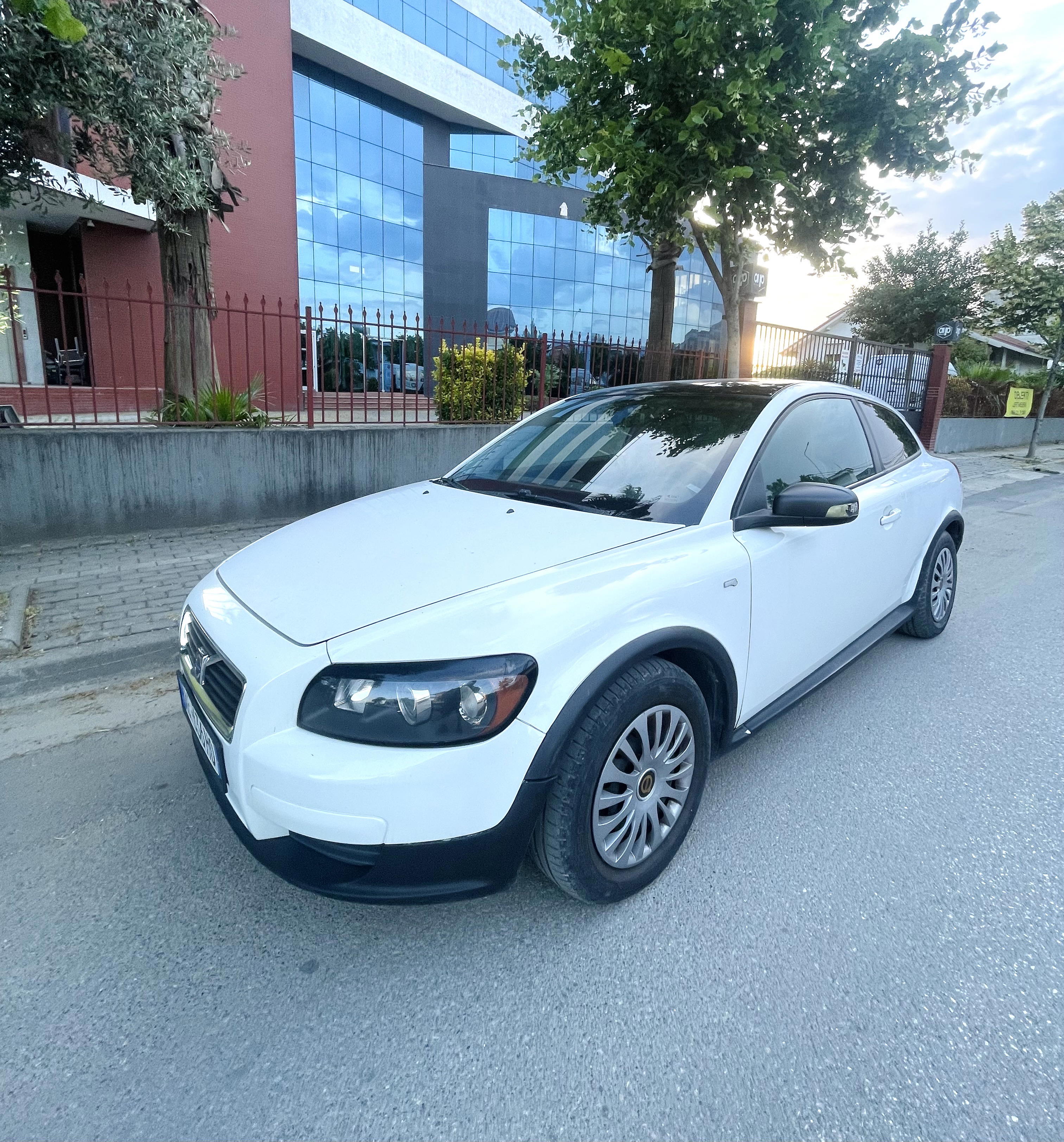Volvo C30 - side view