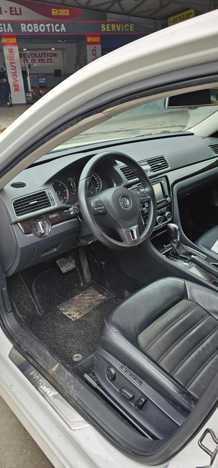 Volkswagen Passat - side view