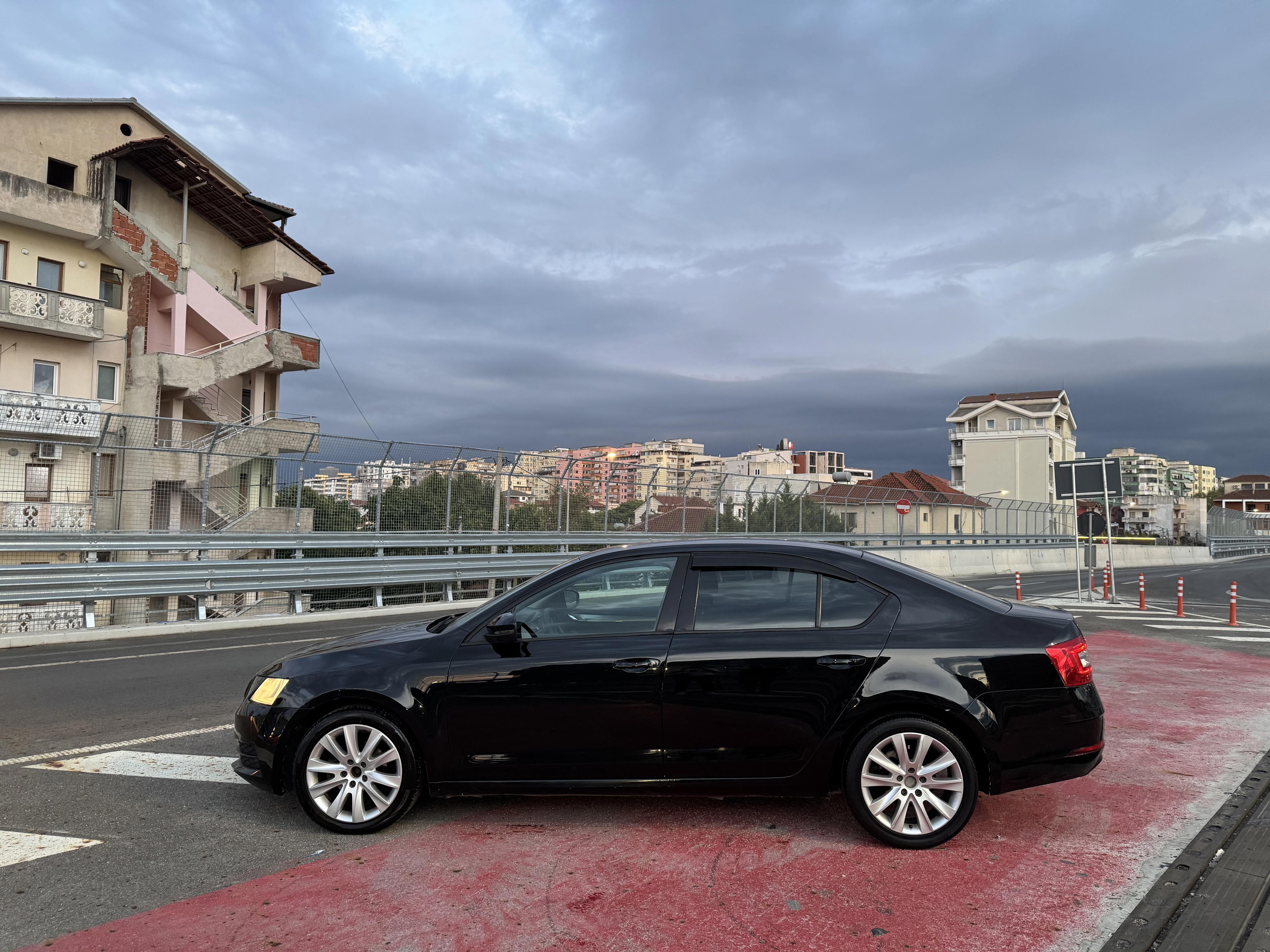 Skoda Octavia - side view