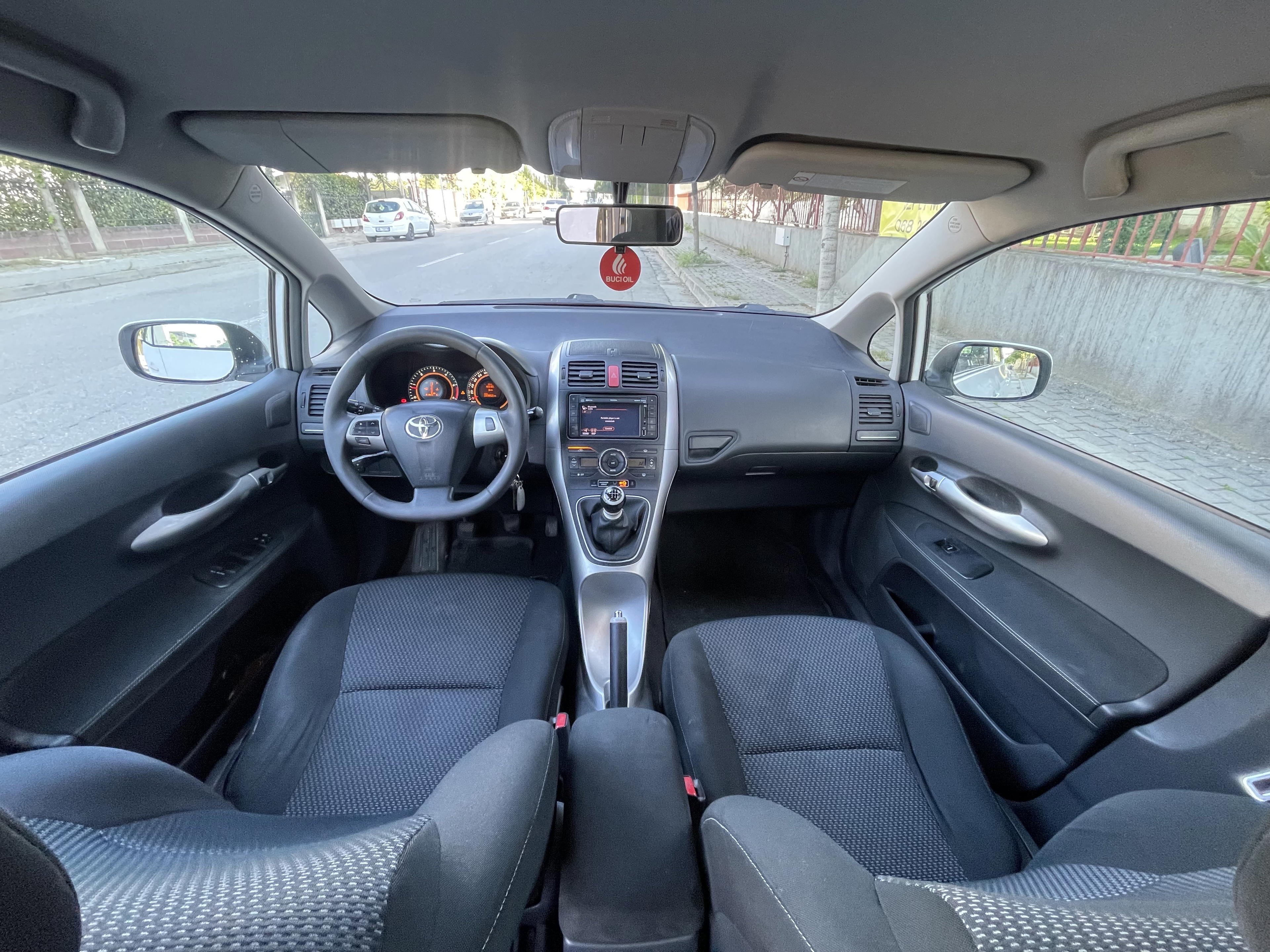Toyota Auris - side view
