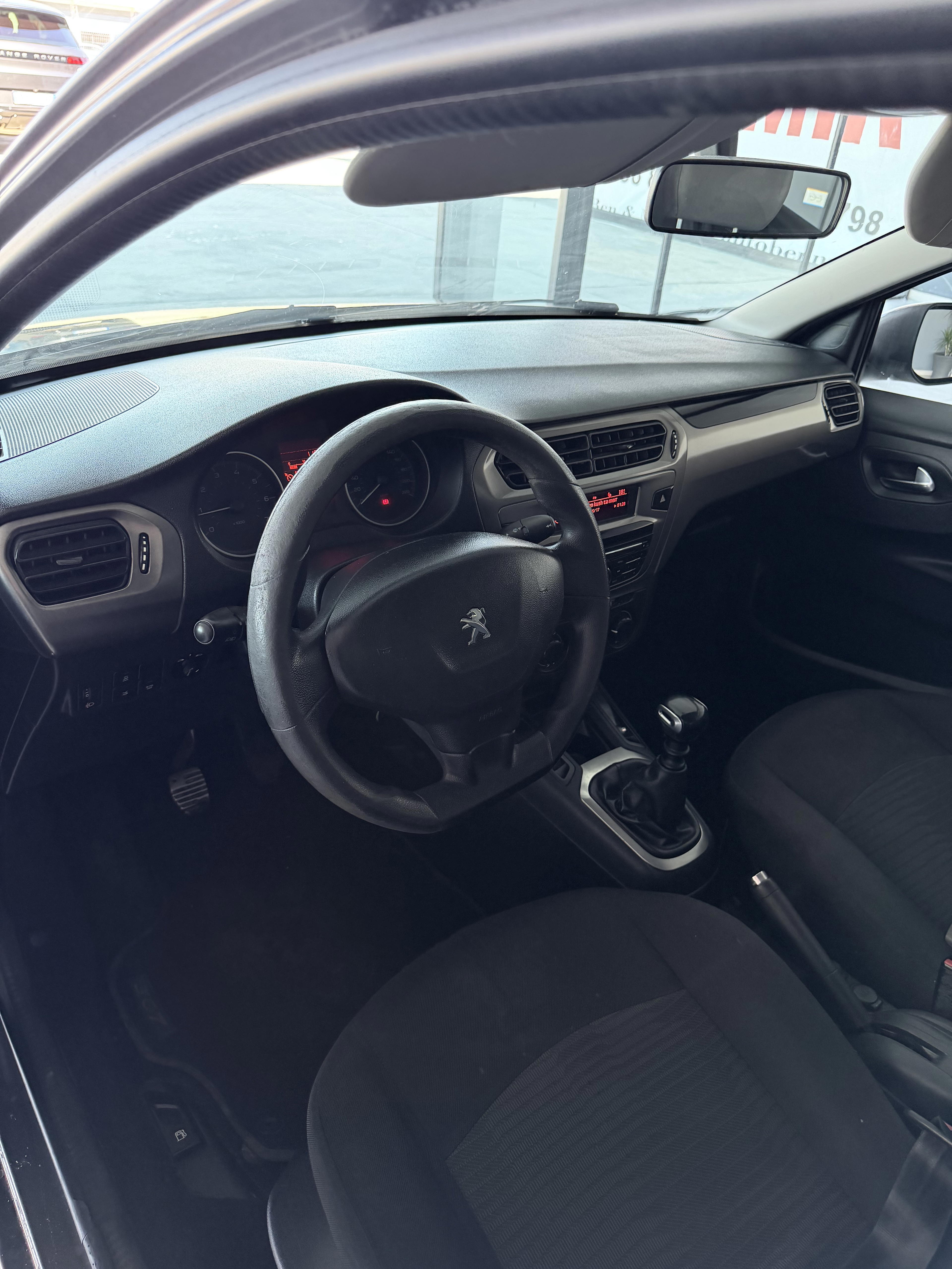 Peugeot 301 - side view