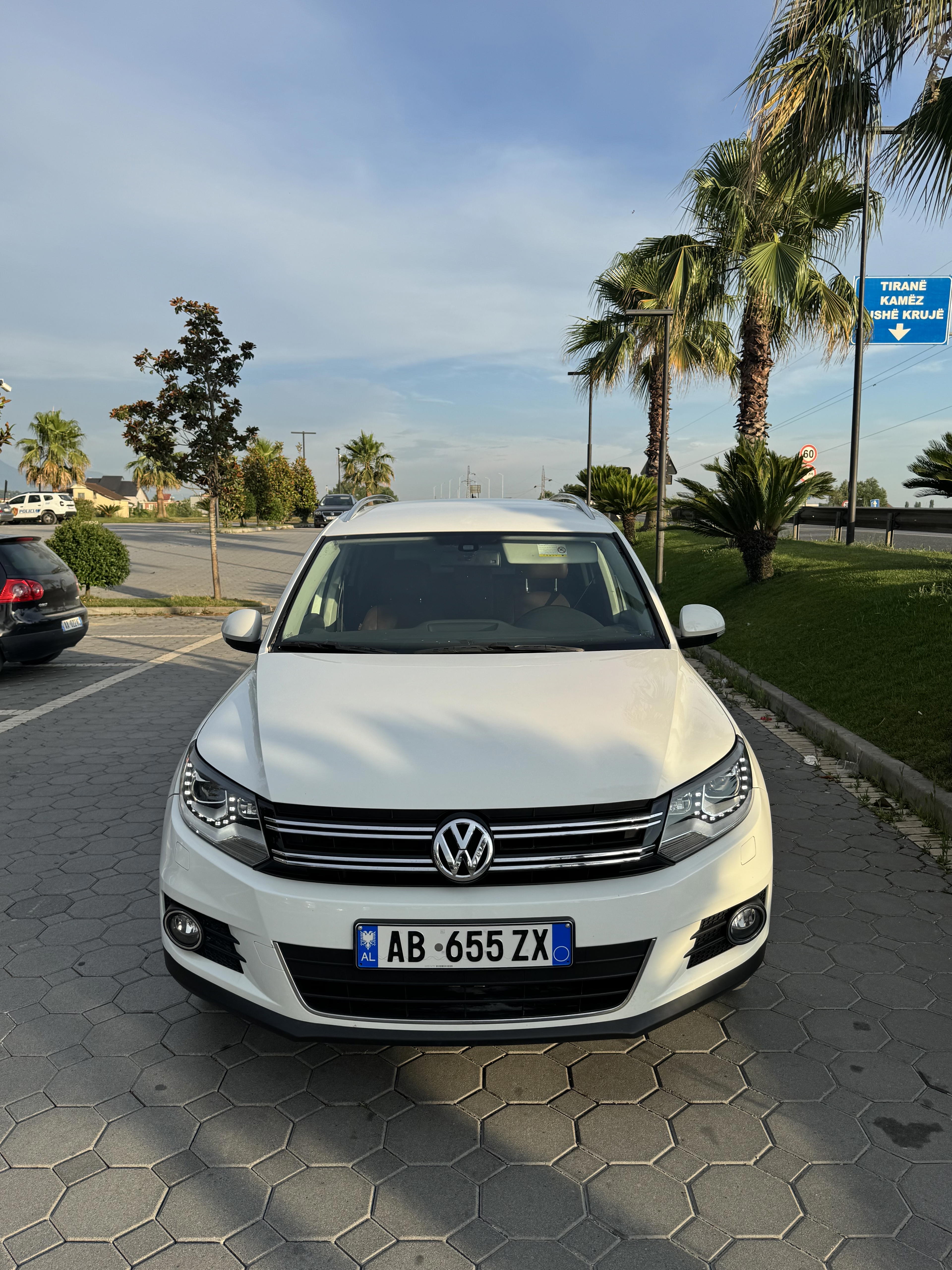 Volkswagen Tiguan - side view