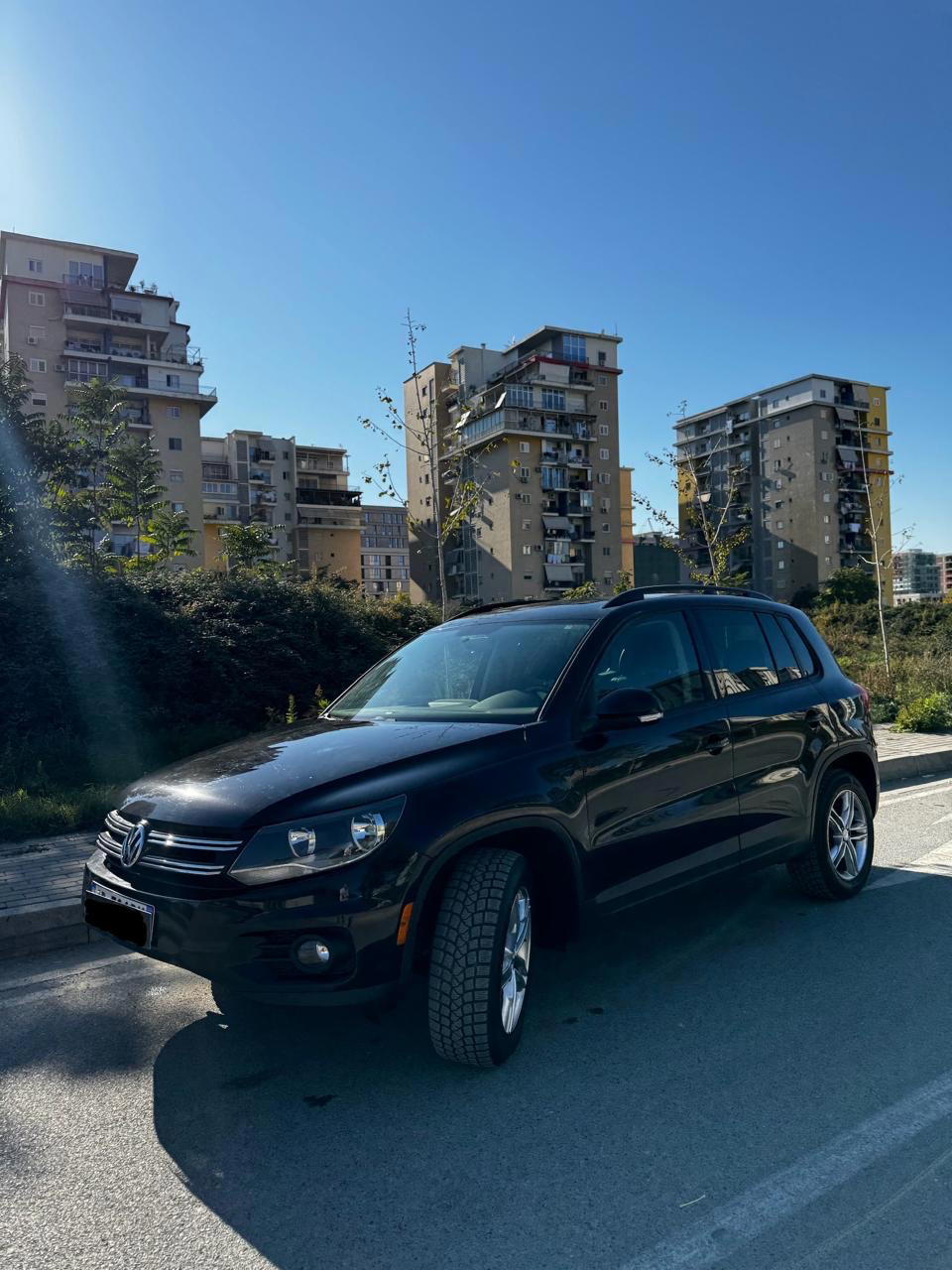 Volkswagen Tiguan - side view