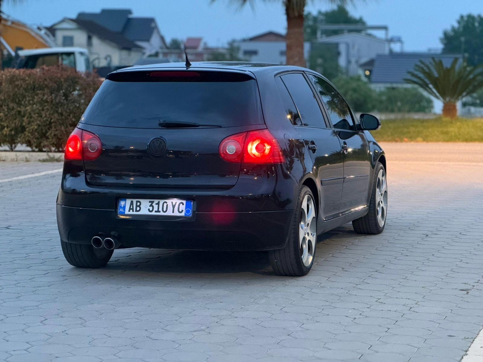 Volkswagen Golf - side view