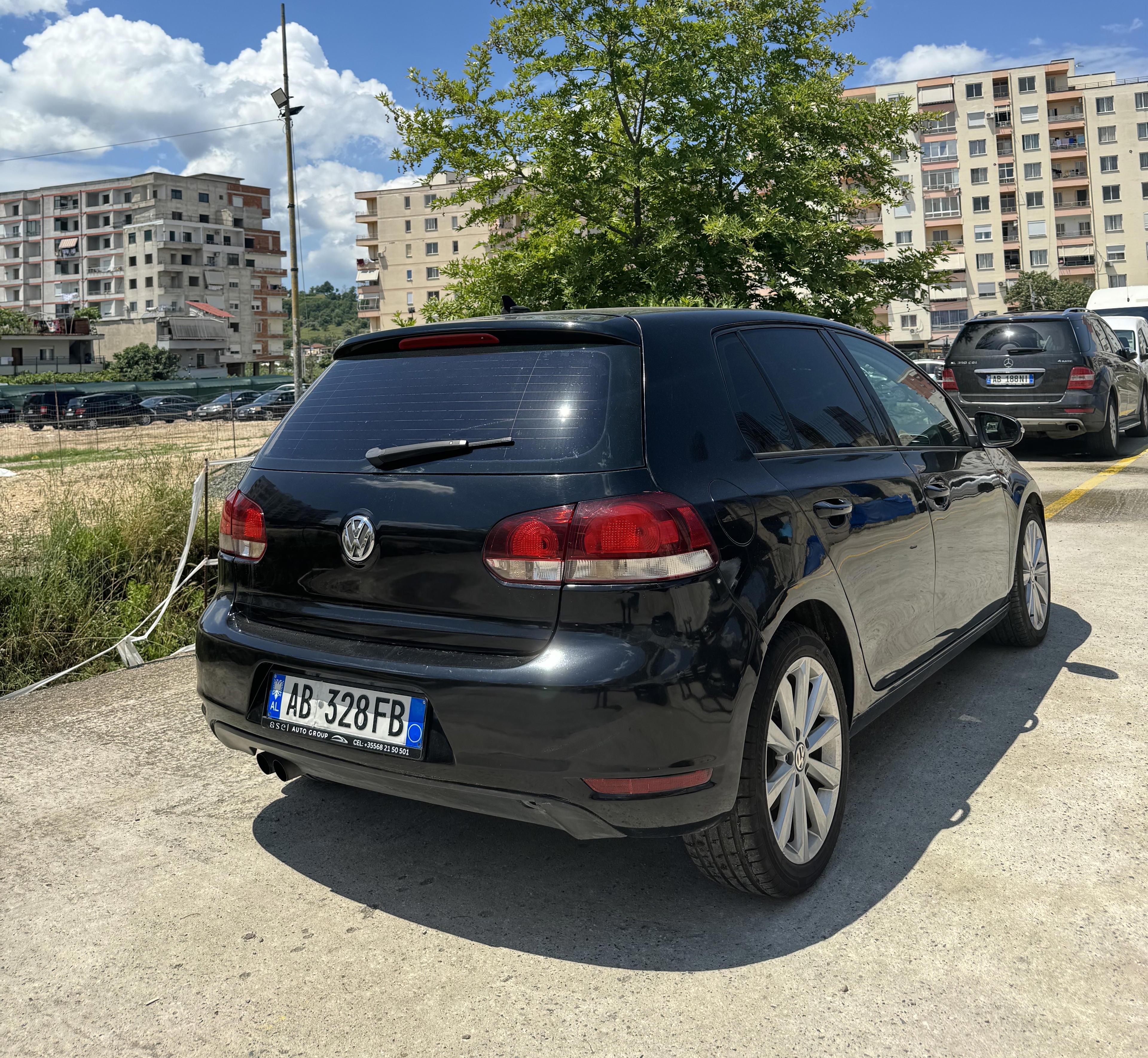 Volkswagen Golf - side view