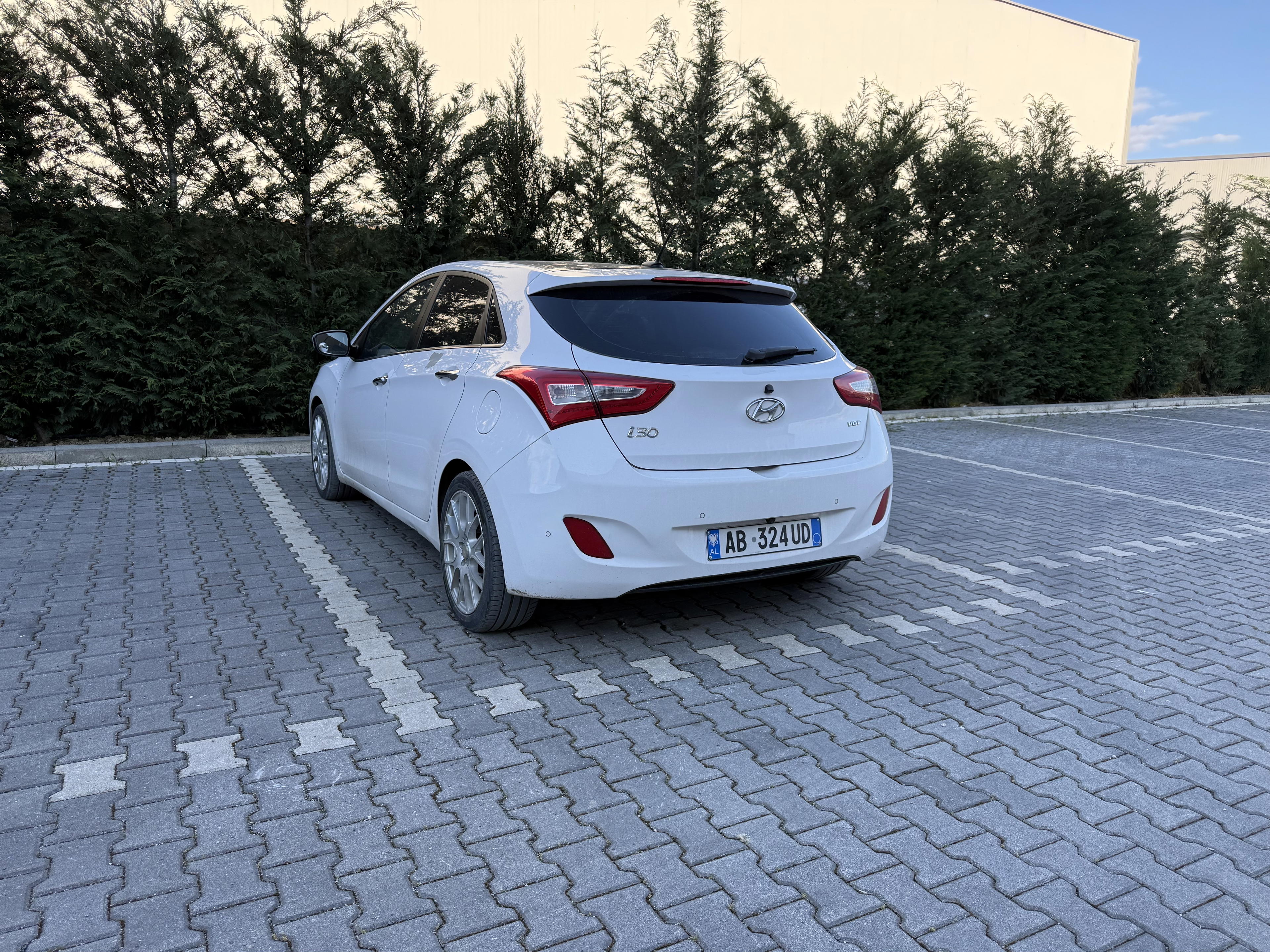 Hyundai I30 - side view