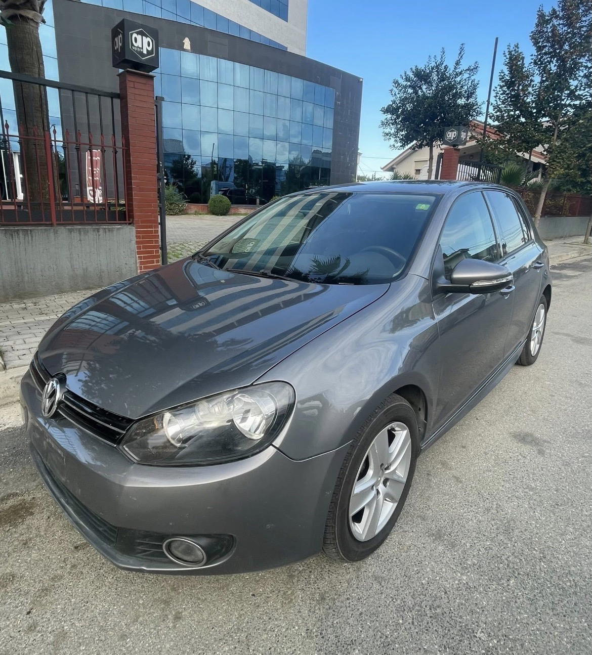 Volkswagen Golf - side view