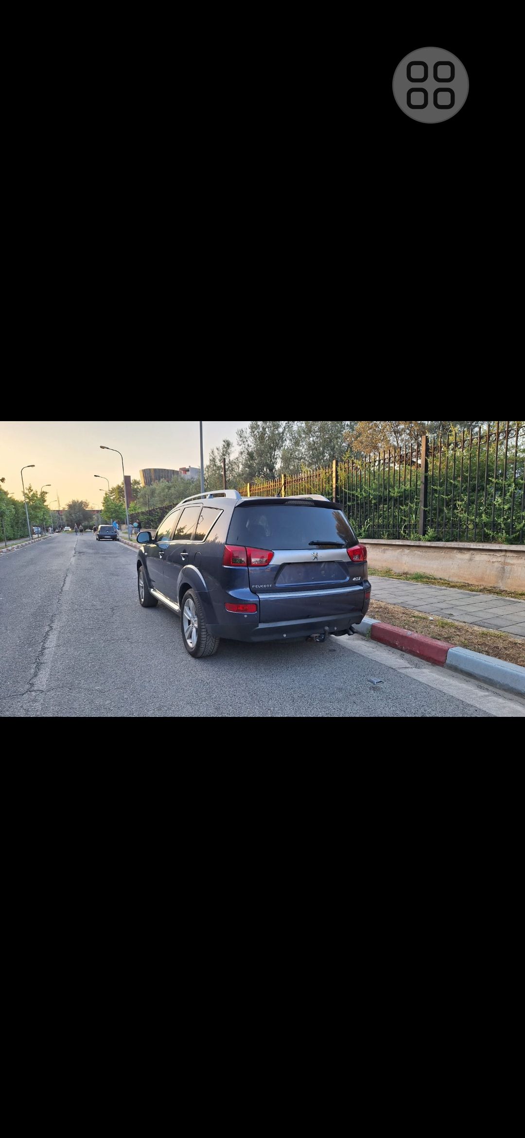 Peugeot 5008 - side view