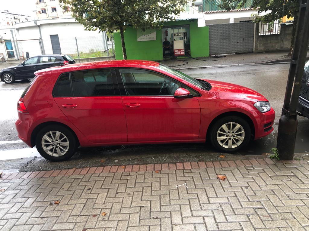 Volkswagen Golf - side view