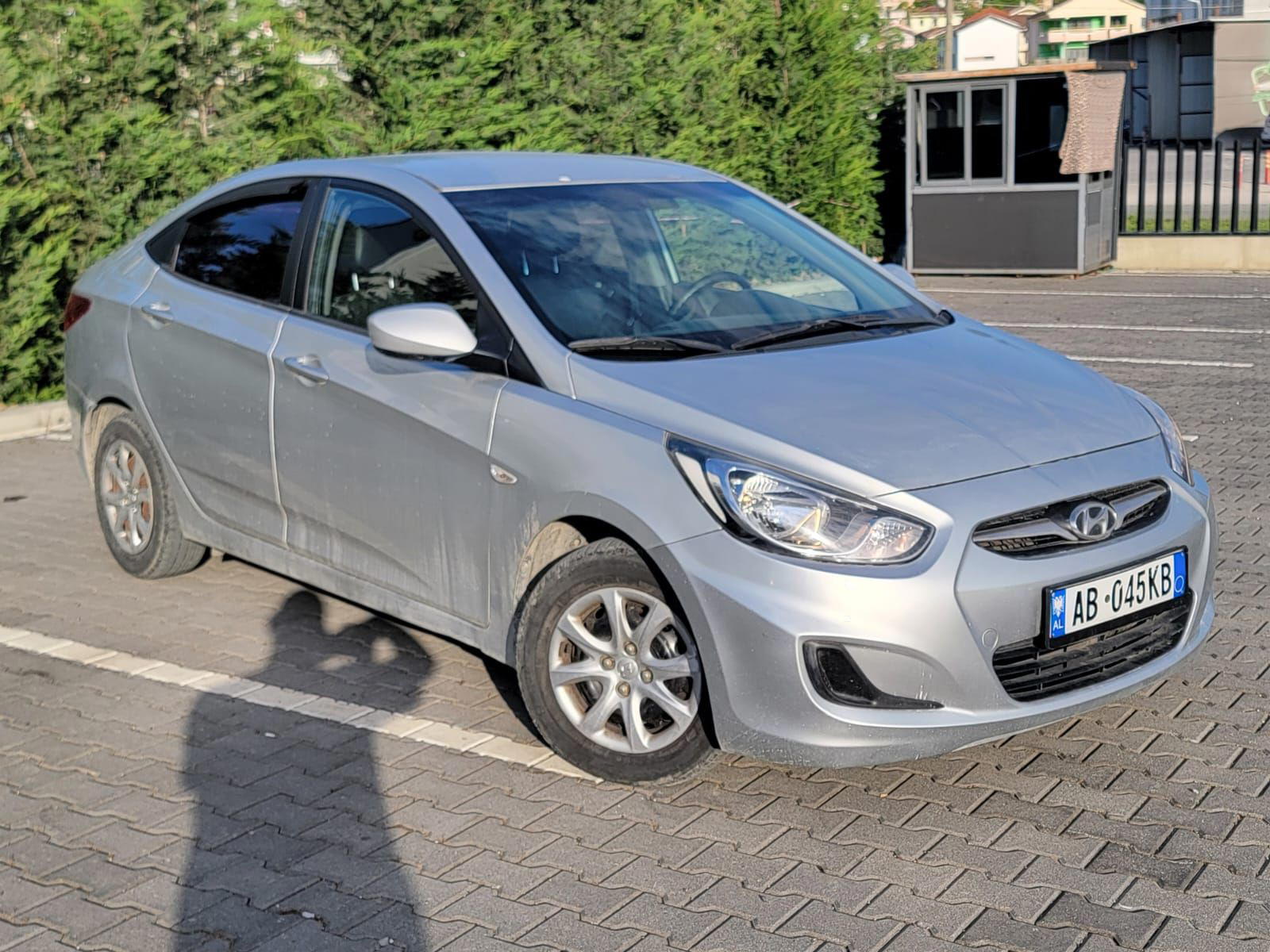 Hyundai Accent - side view