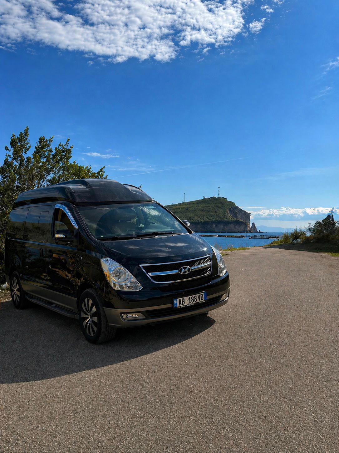 Hyundai Starex - side view