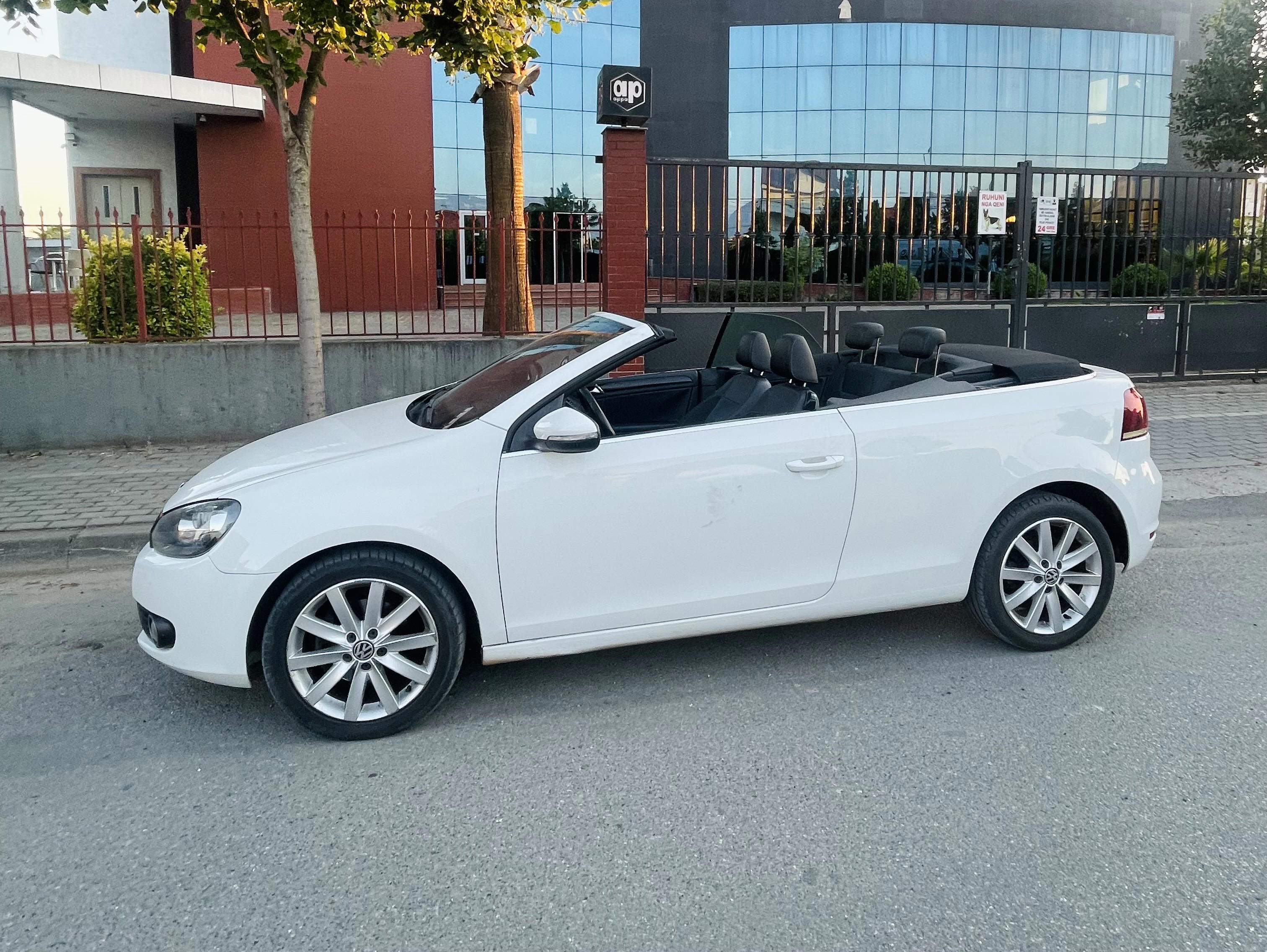 Volkswagen Golf - side view
