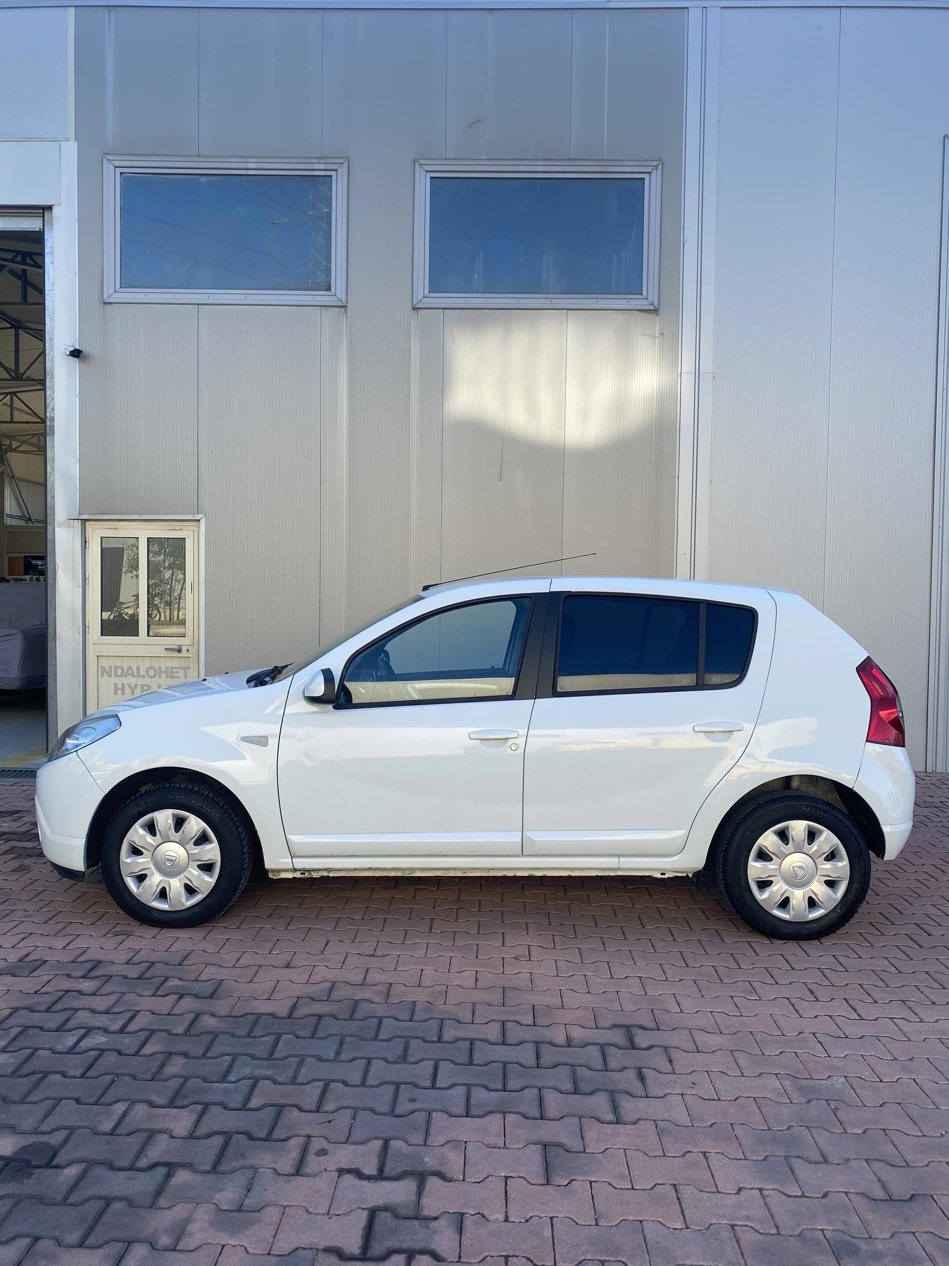 Dacia Sandero - side view