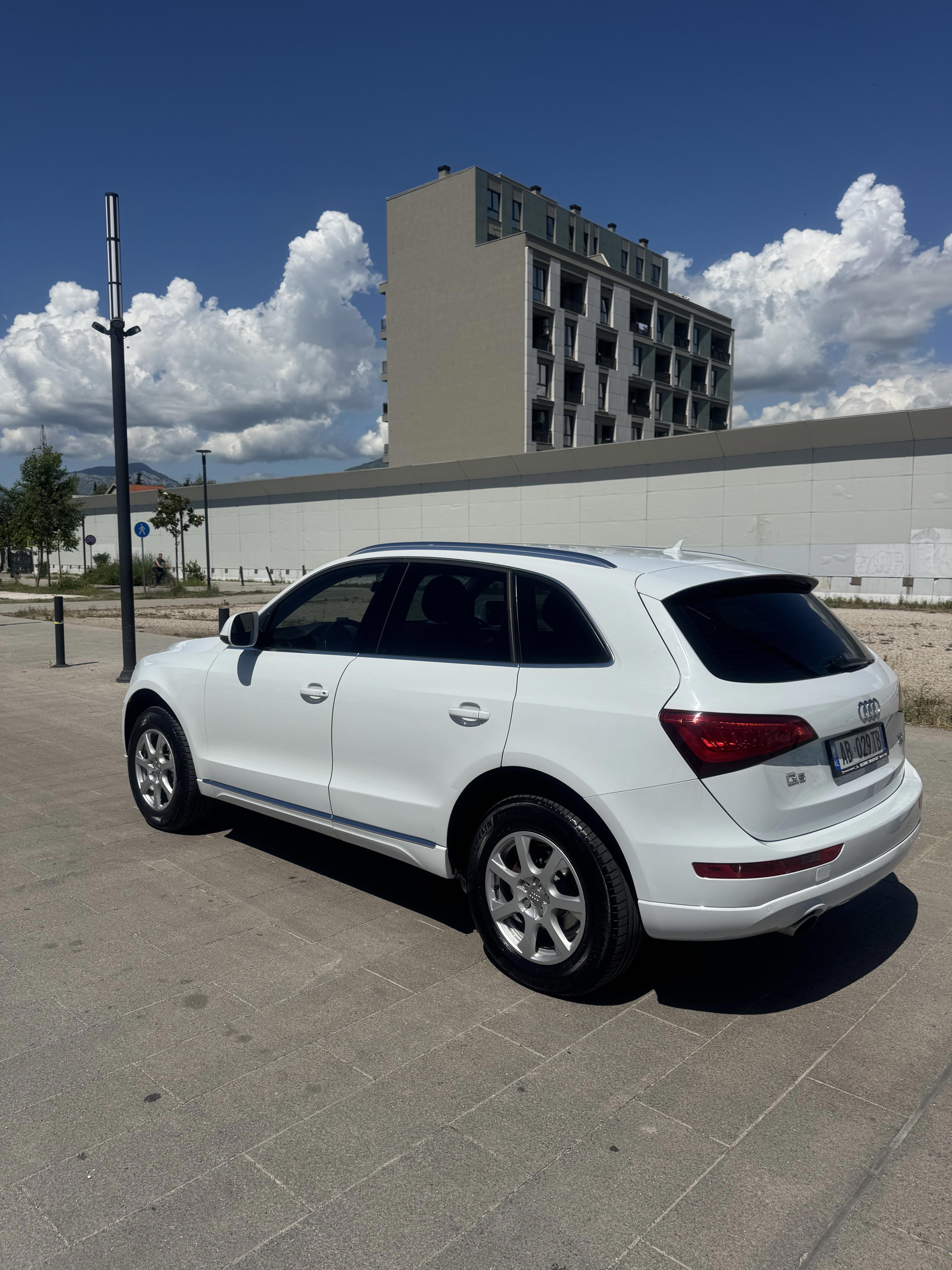 Audi Q5 - side view