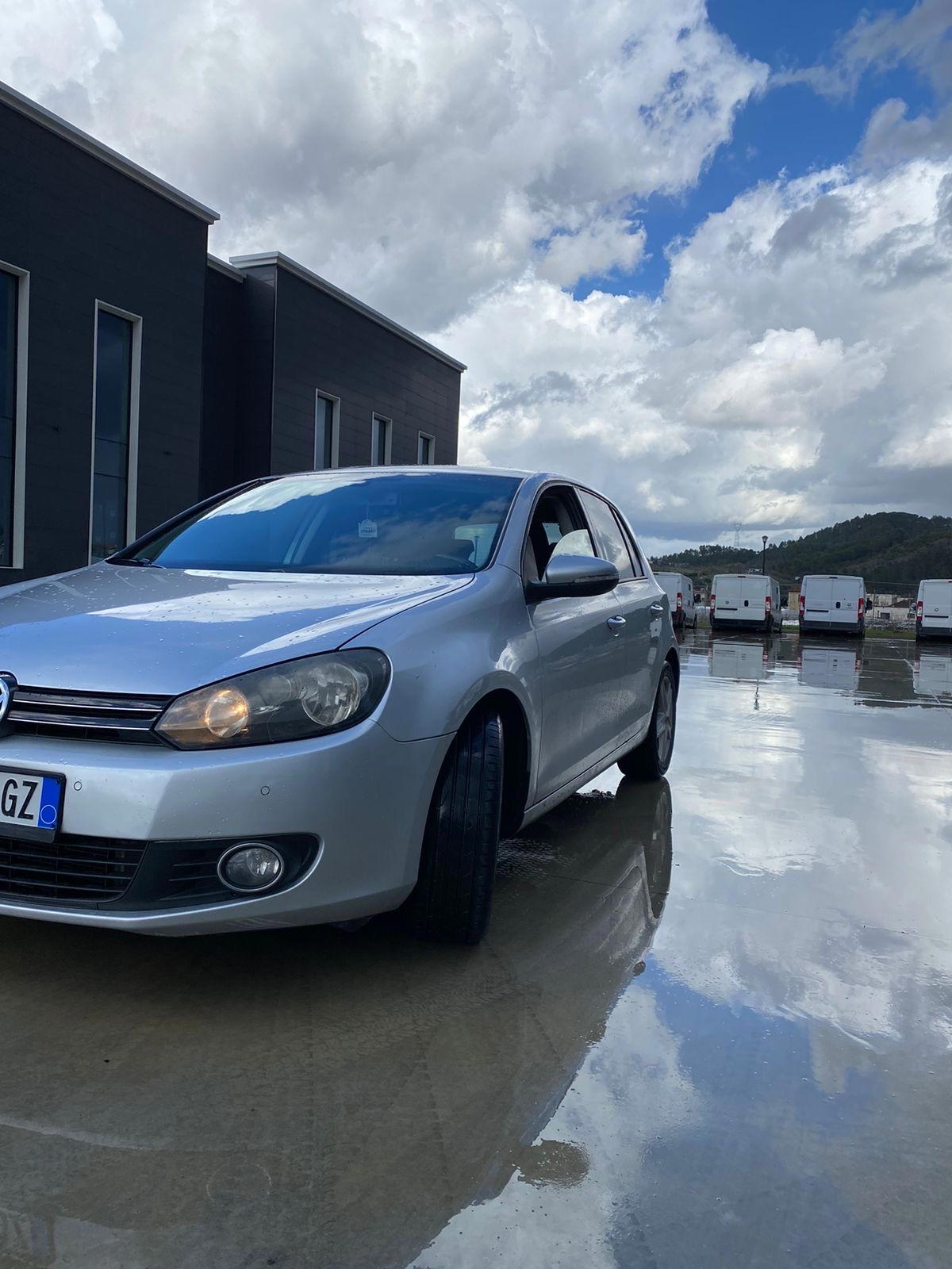 Volkswagen Golf - side view