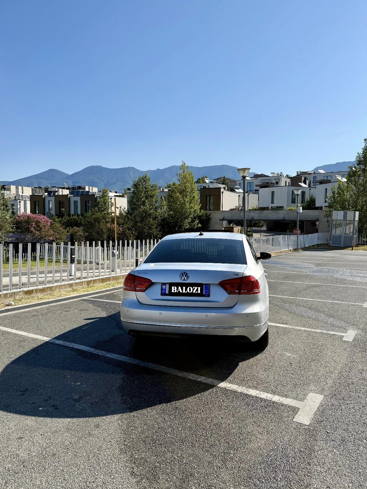 Volkswagen Passat - side view