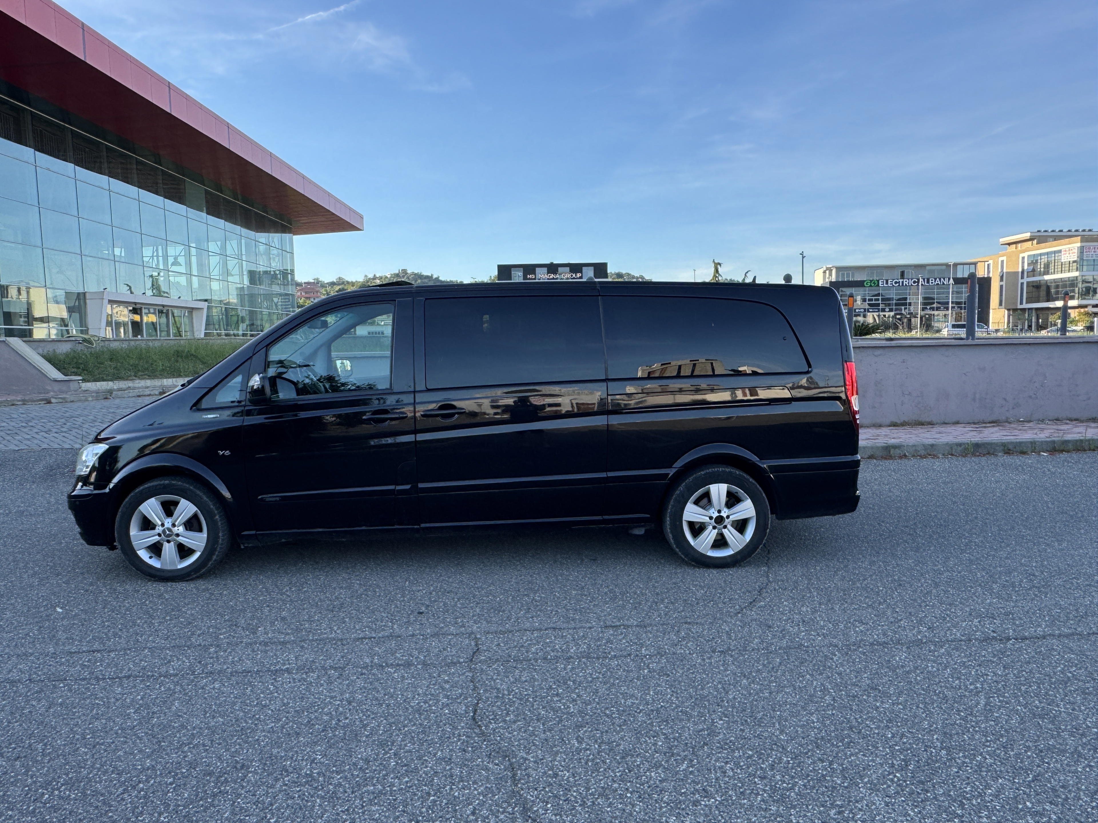 Mercedes-Benz Viano - side view