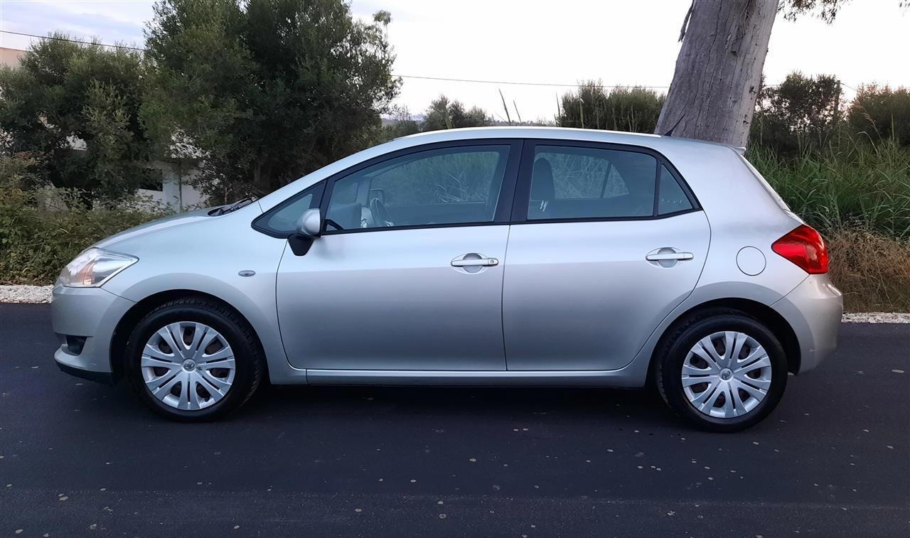 Toyota Auris - side view